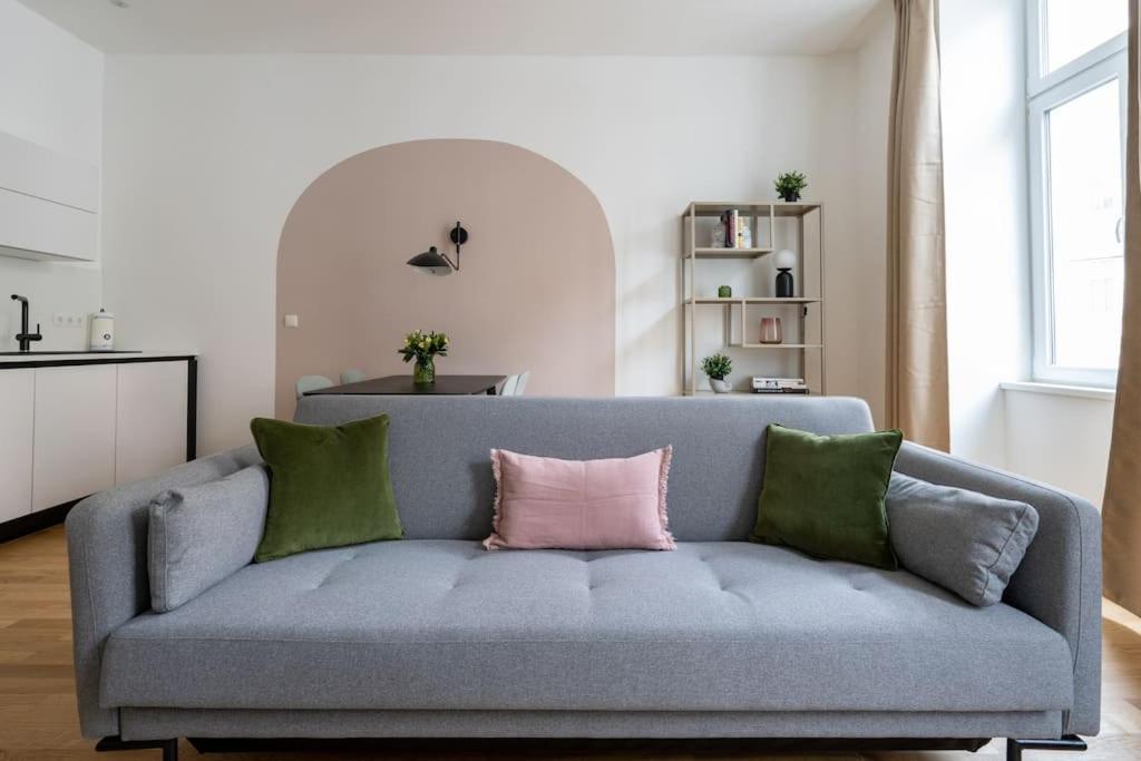 Elegant 1br Suite, Close By Hm Apartment *