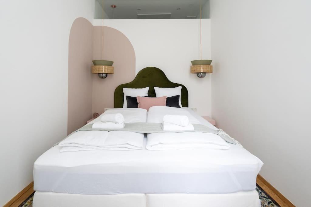 Elegant 1br Suite, Close By Hm Apartment *