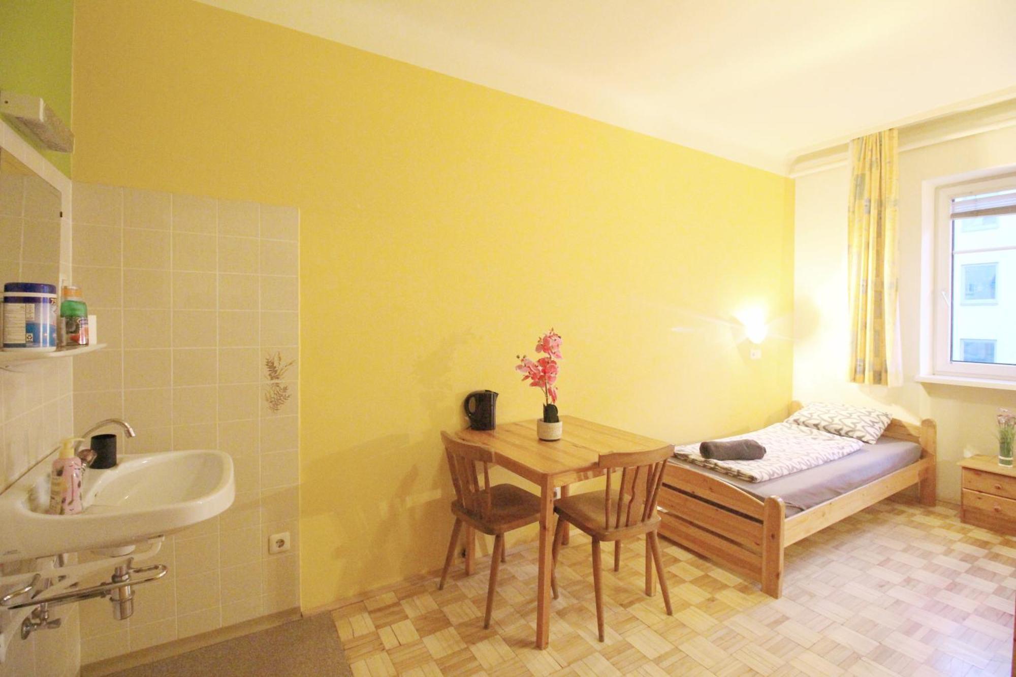 Double In Hutteldorfer Strasse Area * Wien