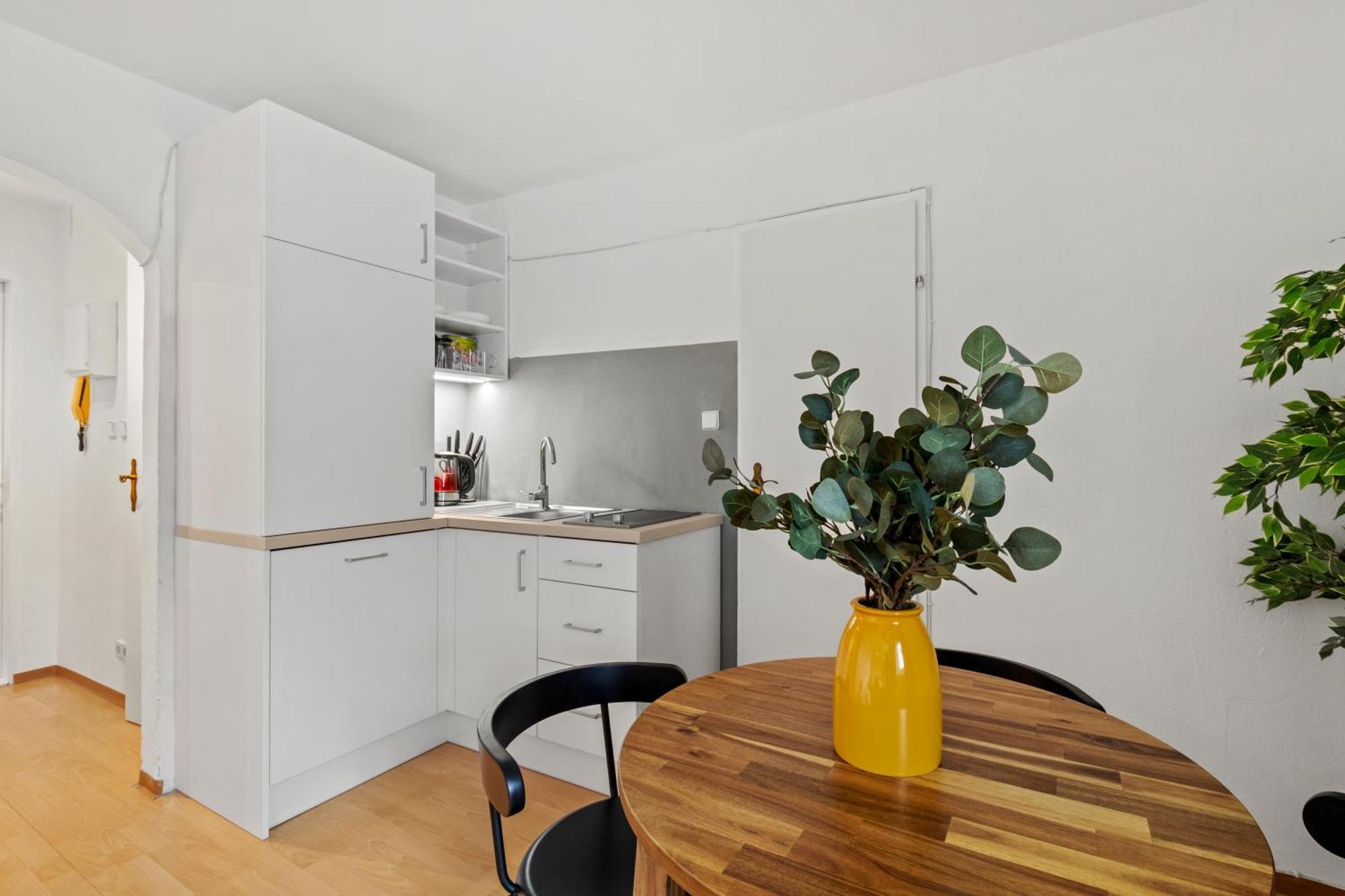 Perfect Location, 2 Min To Main Station Apartment *