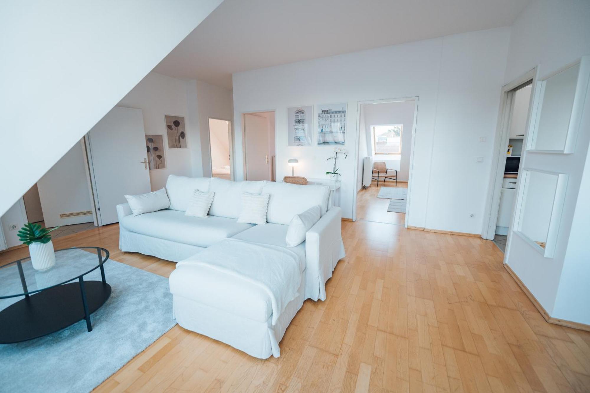 Stylish With Balcony And Rooftop Views * Vienna