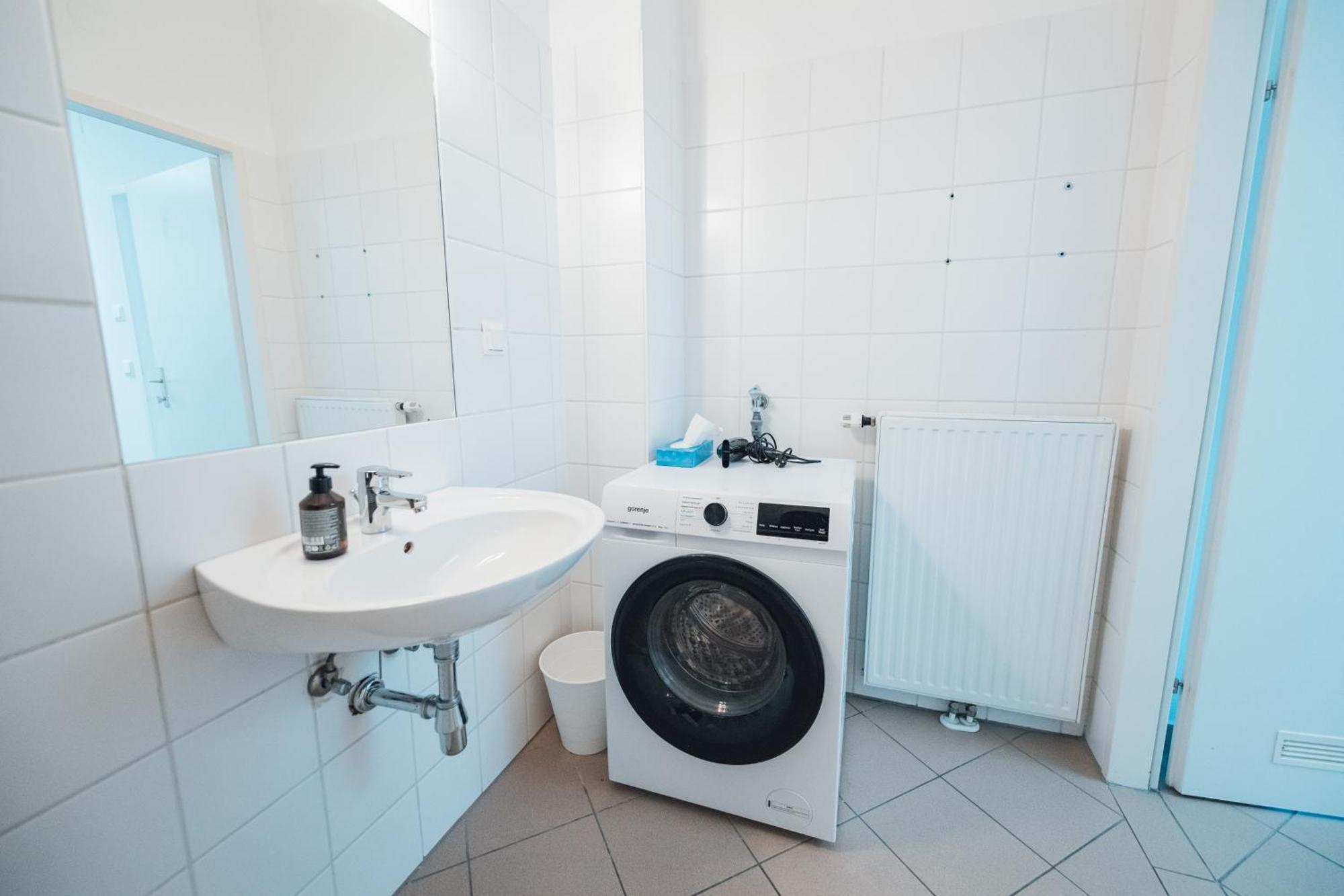 Stylish With Balcony And Rooftop Views * Vienna