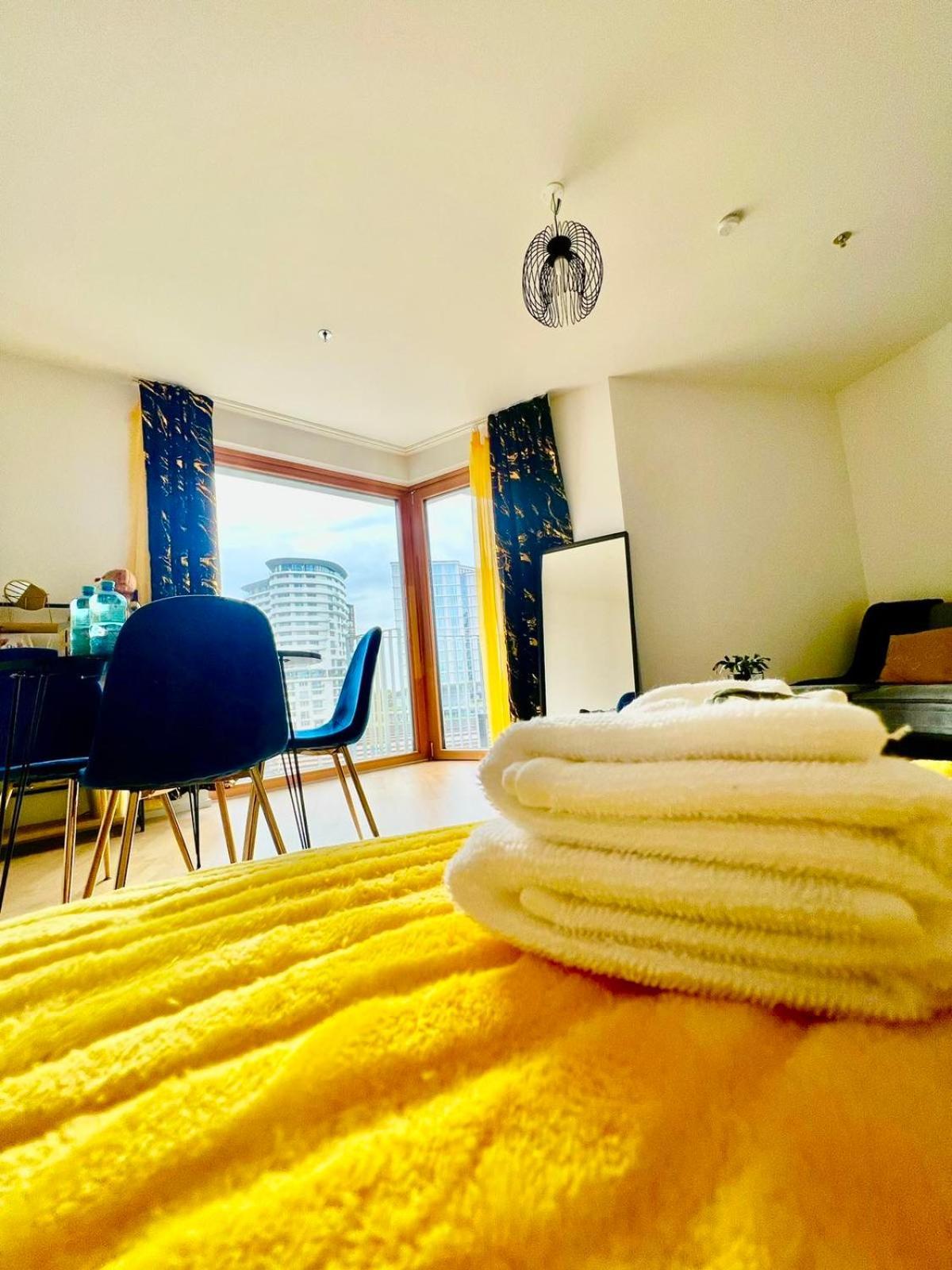 Sunshine's View In Apartment *
