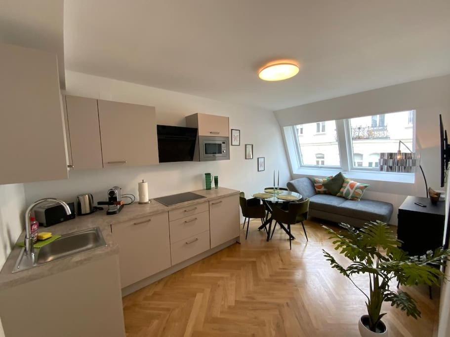 & Modern In Trendy Area L Hg22 *