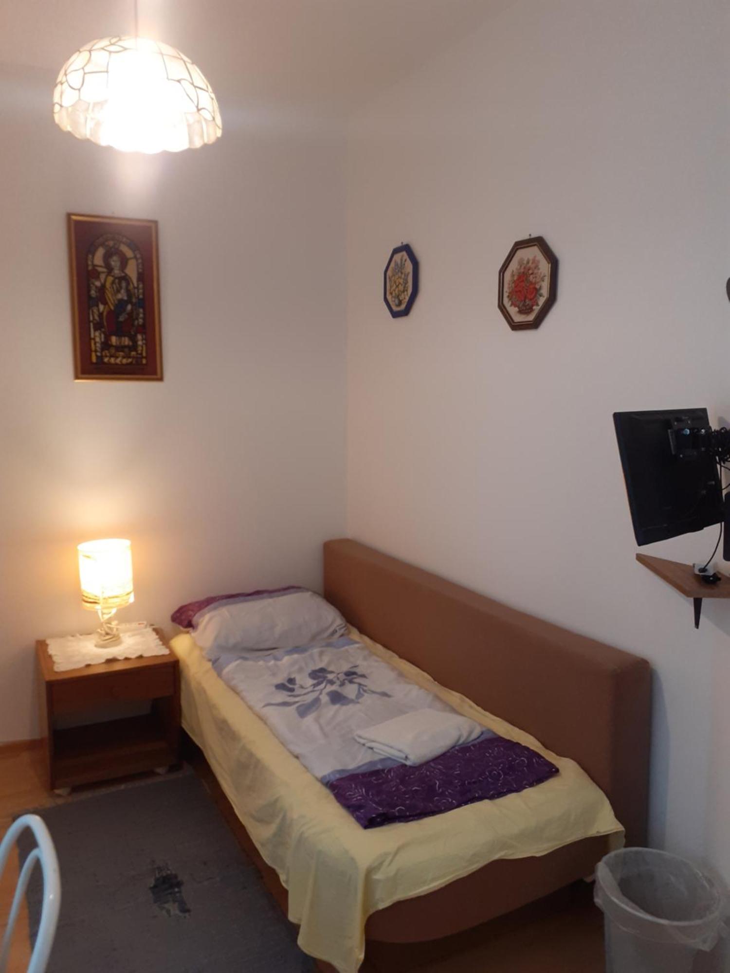 Happyhostel *
