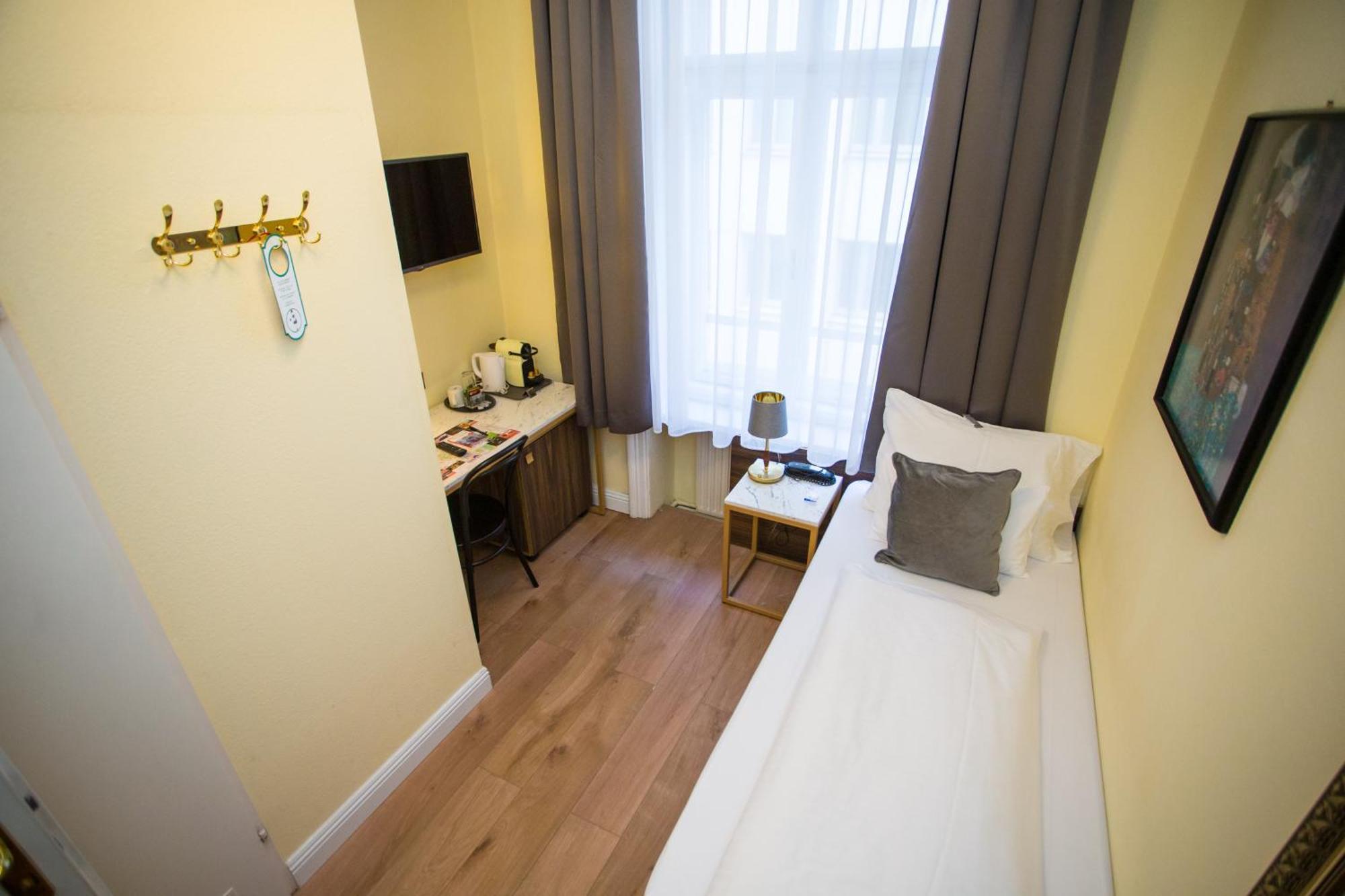 City Hotel