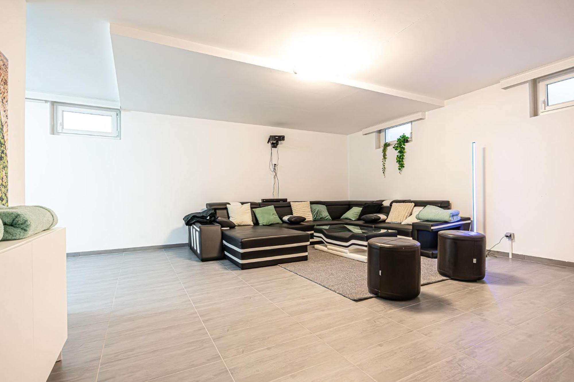 Luxury 6br-4ba With Private Pool & Sauna - Pets Allowed Villa *