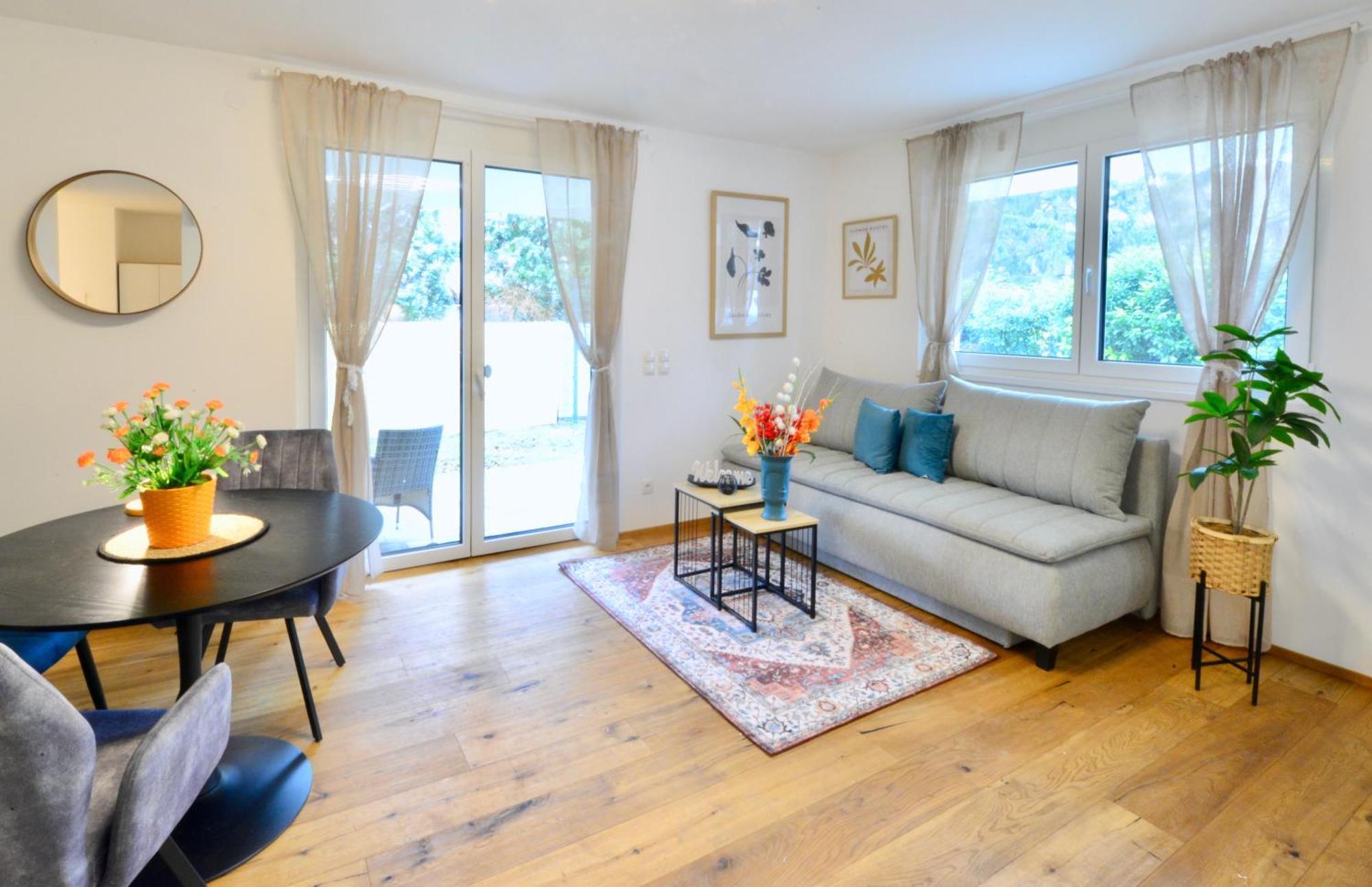 New With Parking And Metro In Front Of The House