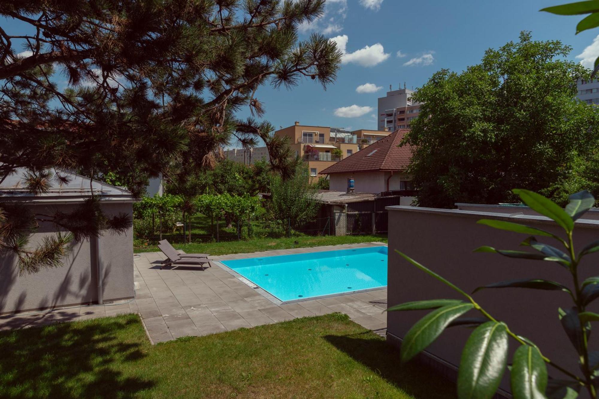 Modern Stylish Design With Free Parking Emily *