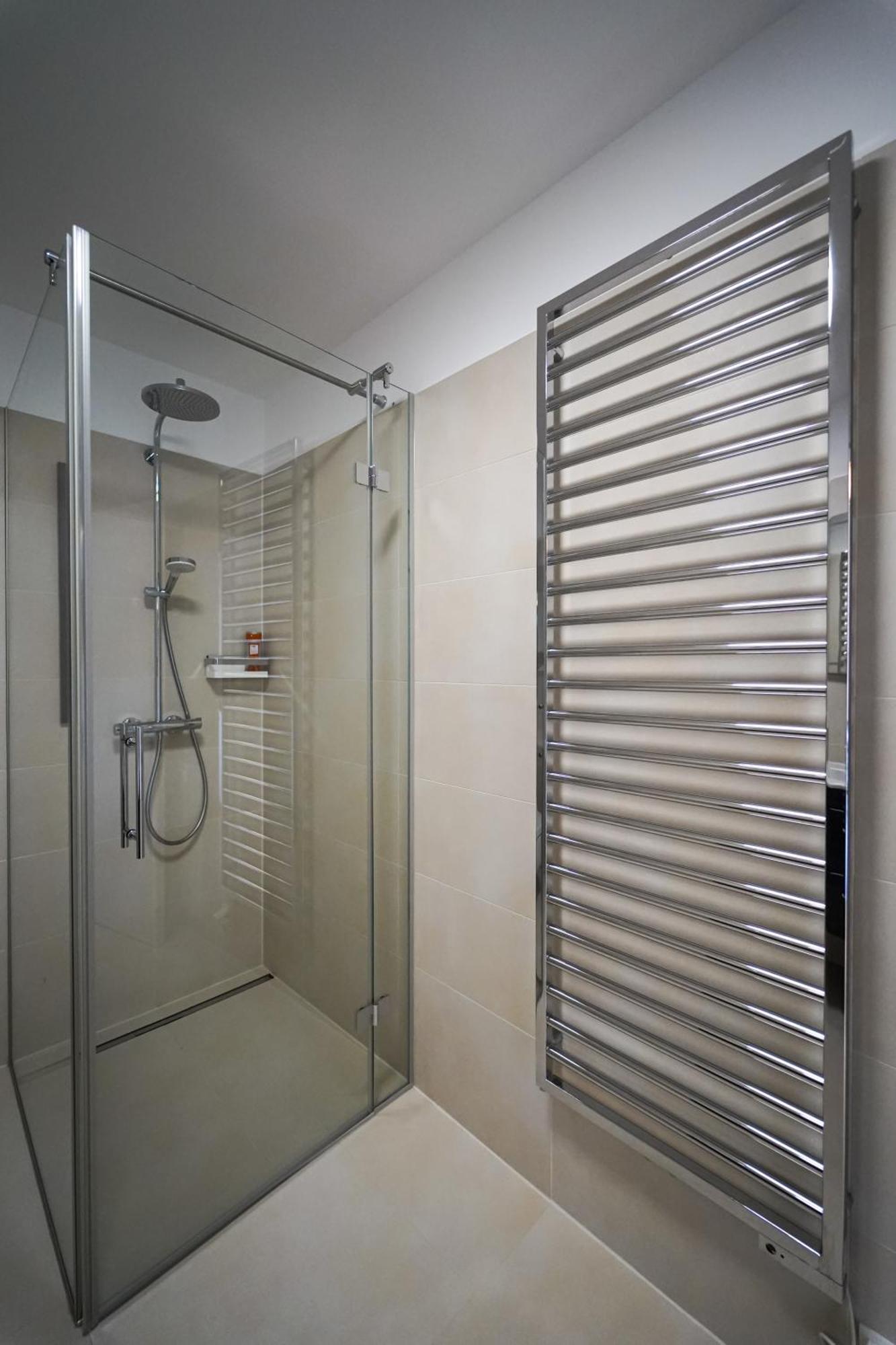 Apartment Modern Stylish Design With Free Parking Emily Wien