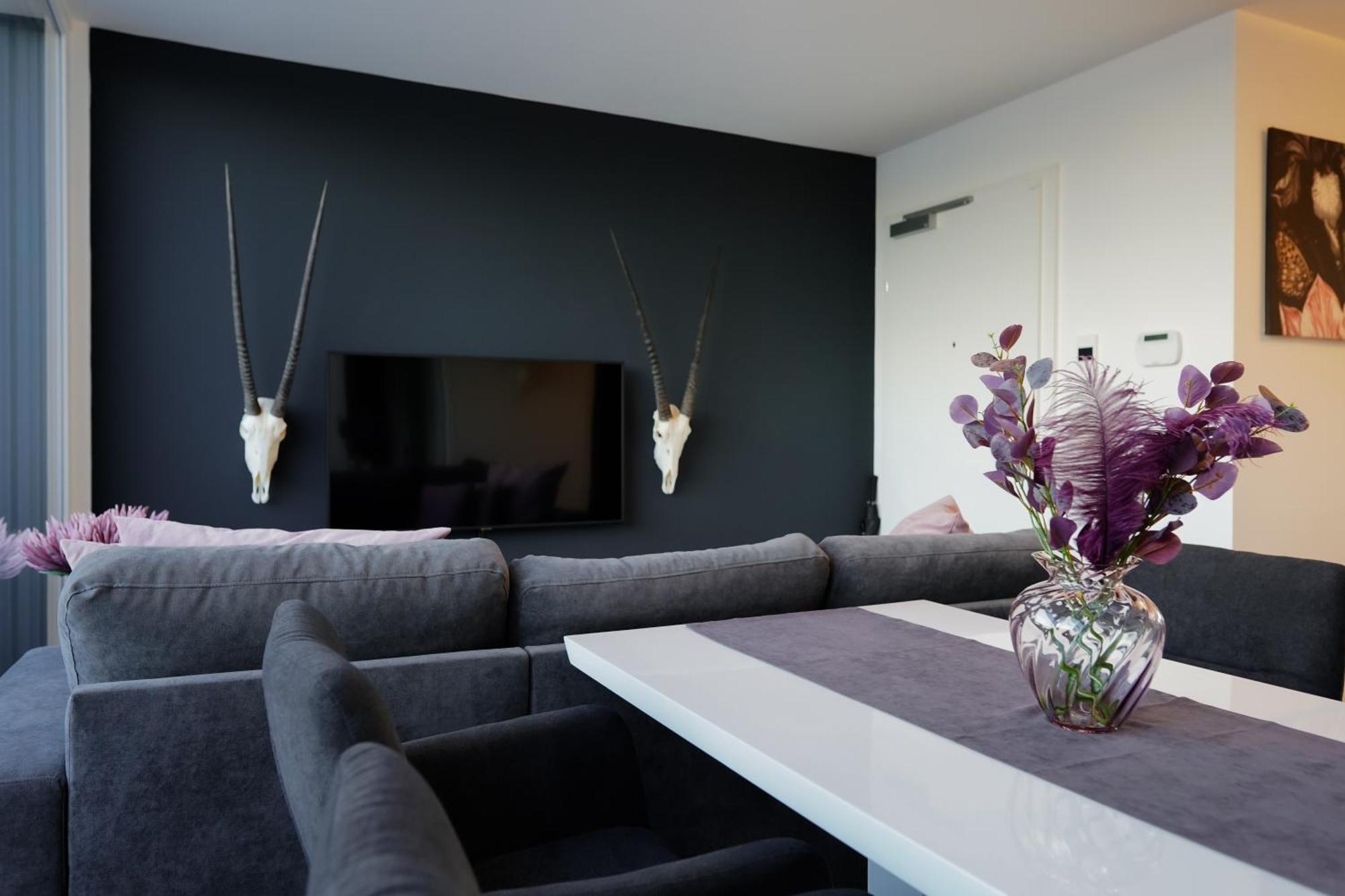 Modern Stylish Design With Free Parking Emily *