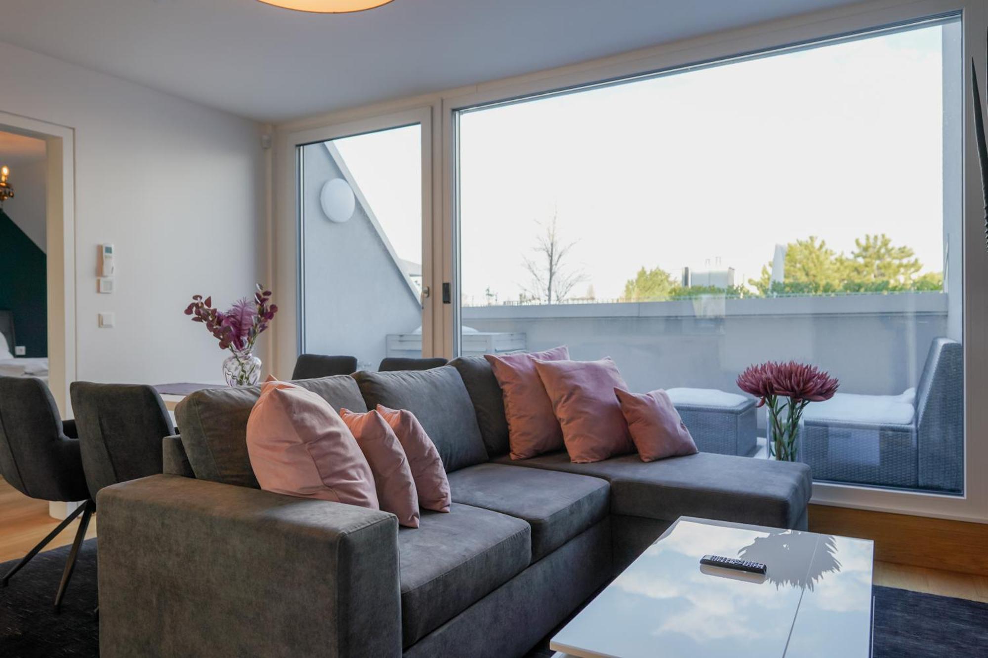 Modern Stylish Design With Free Parking Emily Apartment
