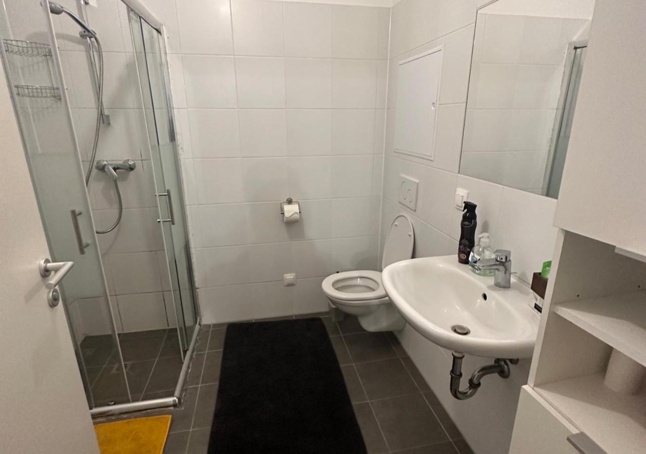 Cozy Two-room Near Vic *