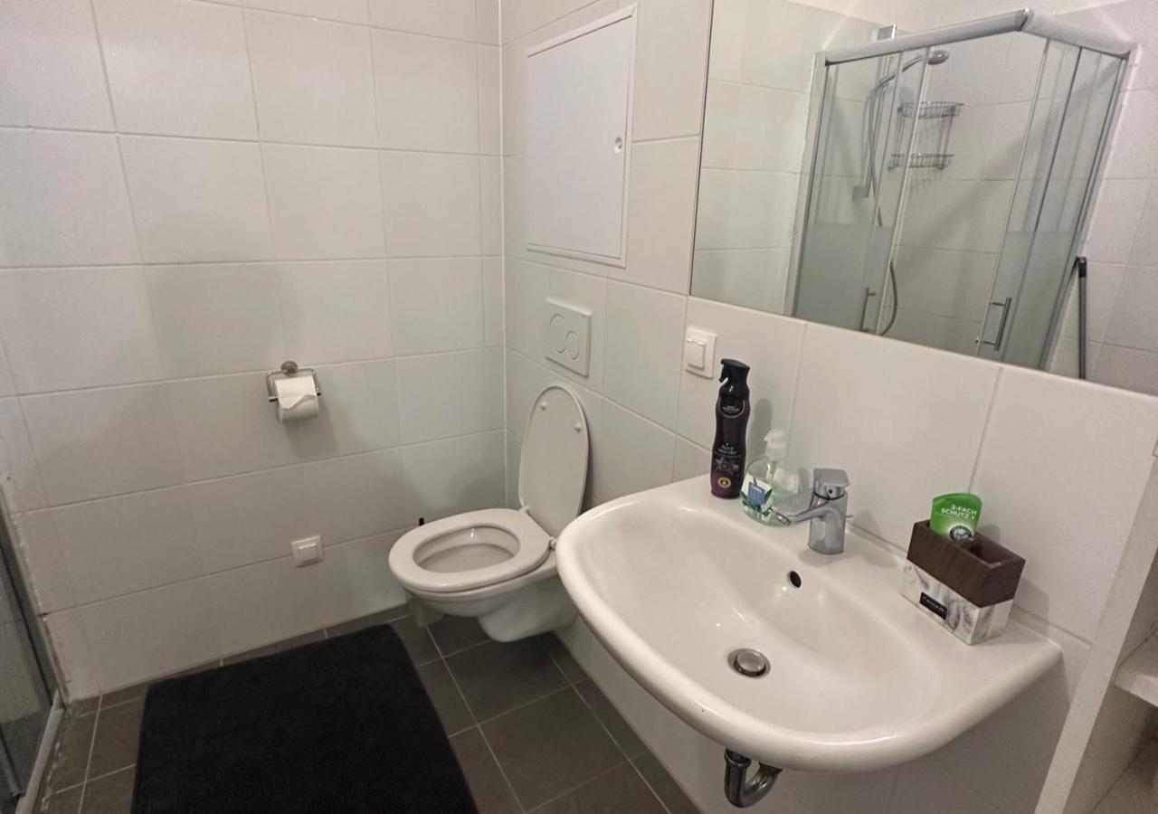 Cozy Two-room Near Vic Apartment *