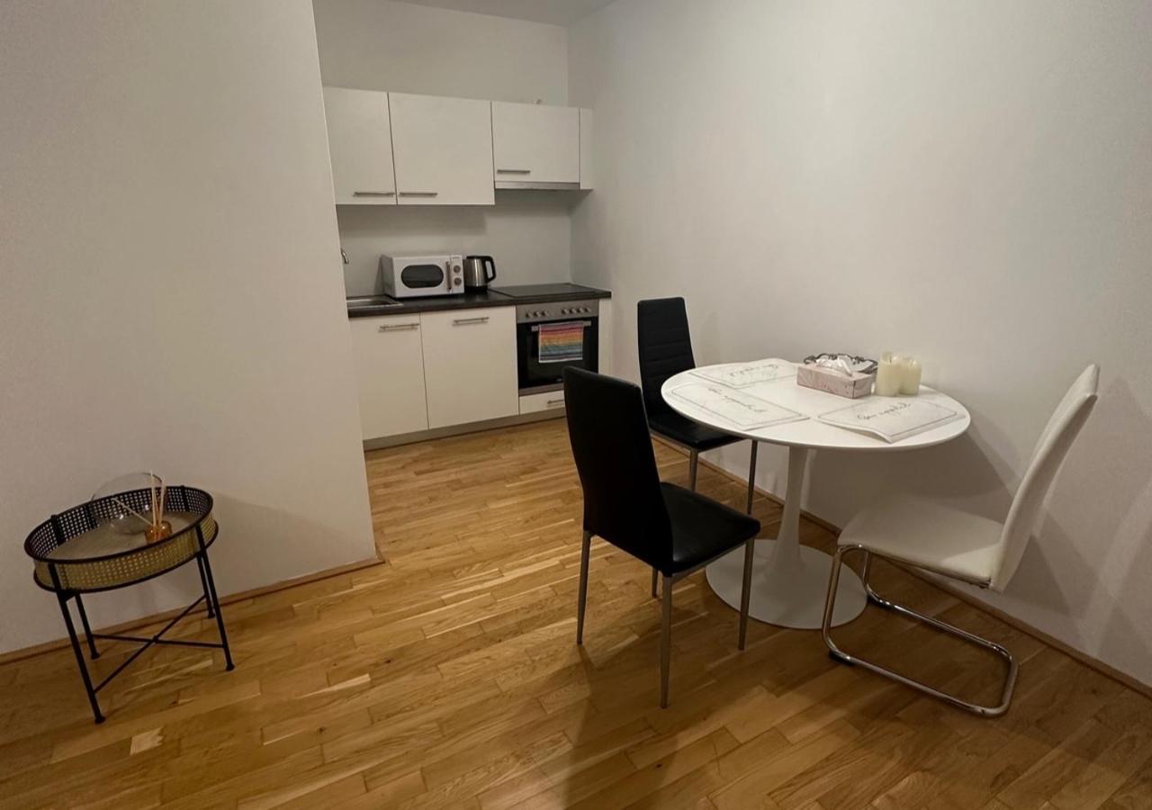 Cozy Two-room Near Vic Apartment Vienna