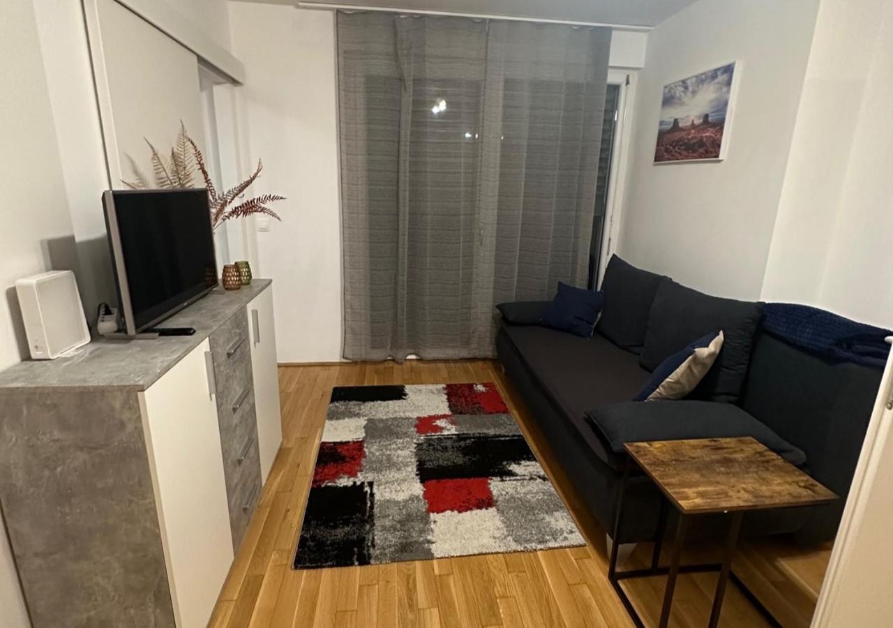 Cozy Two-room Near Vic