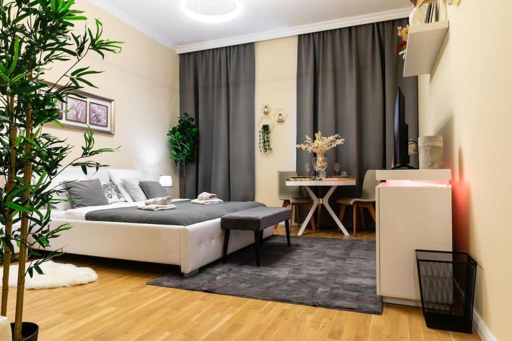 Apartment Golden Living In *