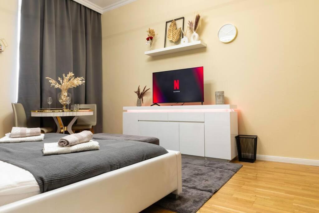 Golden Living In Apartment *