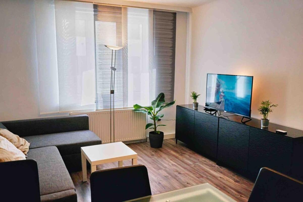 Beautiful 2 Bedroom Apartment *