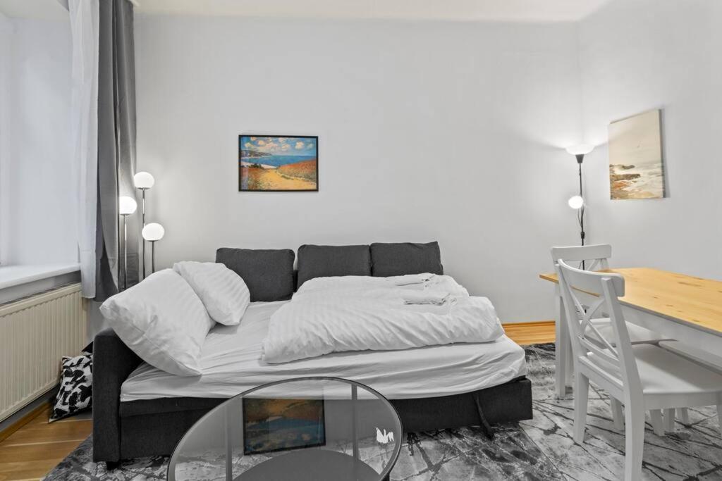 Modern Close To Center - 2br Apartment *