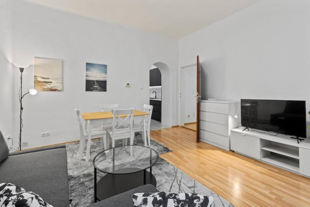 Modern Close To Center - 2br *