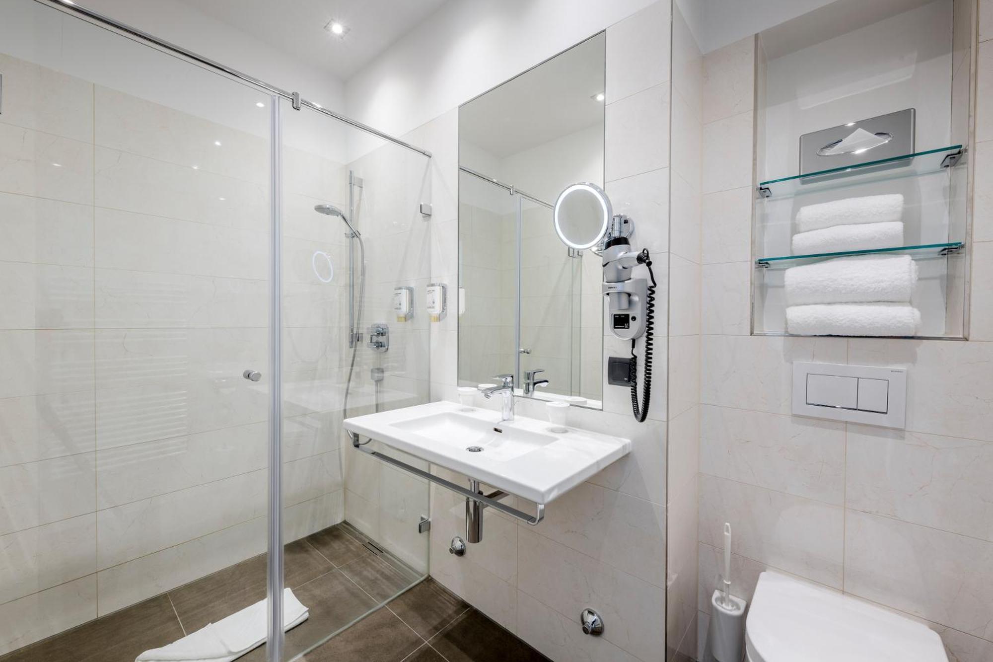 Hotel Nestroy 4*