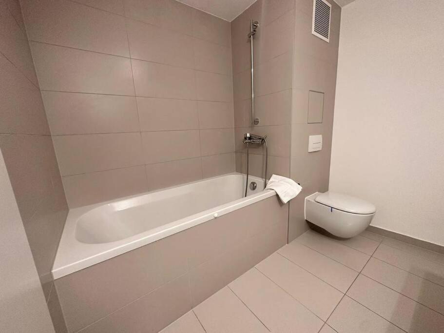 Modern 150 M2 Maisonette - Private Garden & Free Parking Apartment