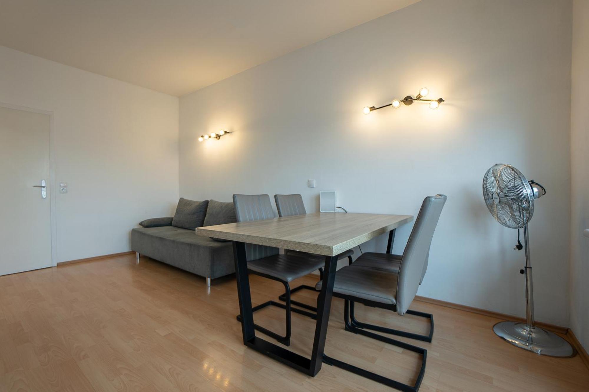 With A Private Terrace Located Right Near Belvedere Castle, 15 Minutes Away From Stephansdom