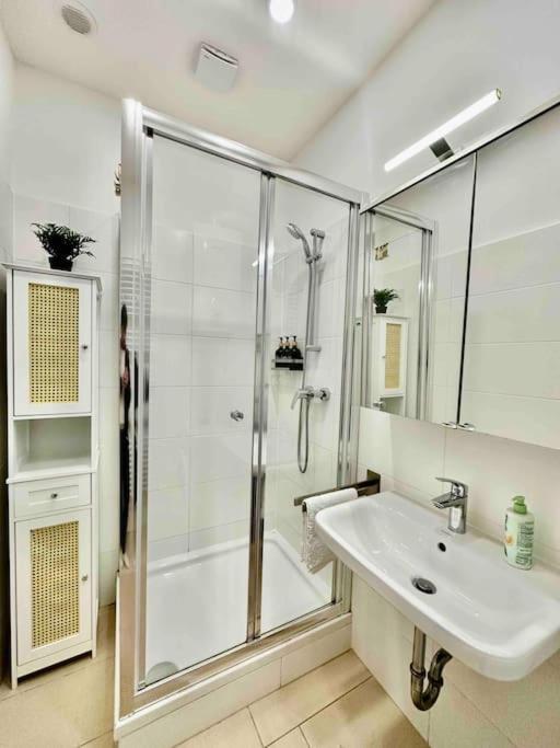 New!l! Exclusive Near Opera Apartment