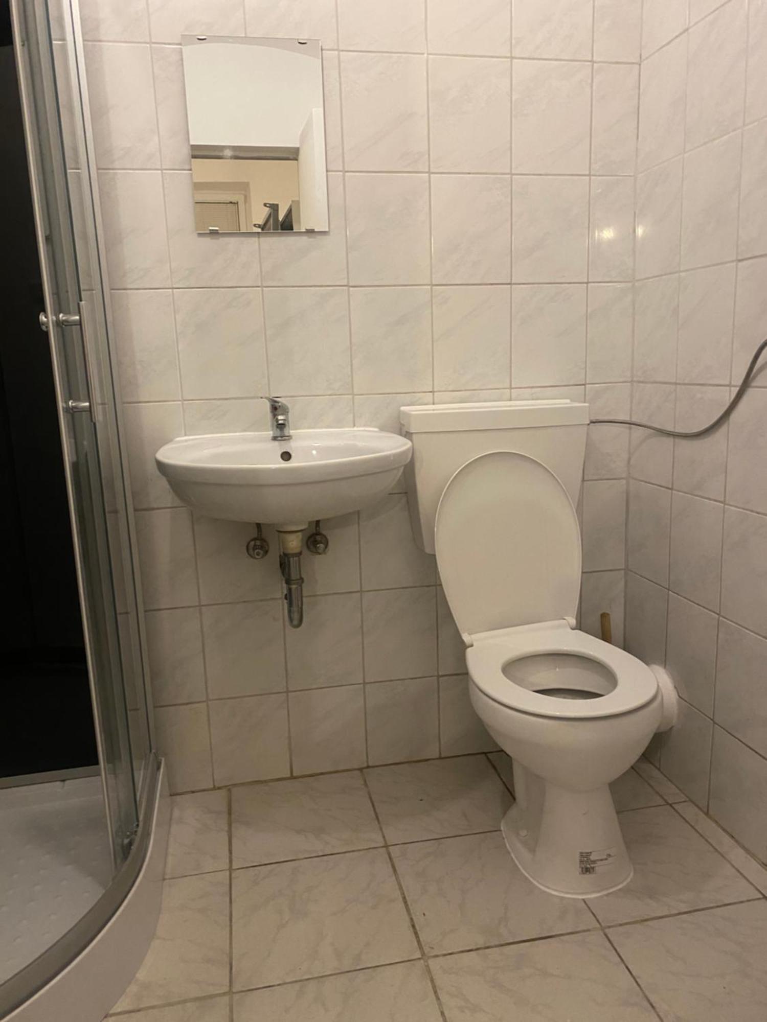 Cheap For 8 People. Vienna. 10th District Apartment