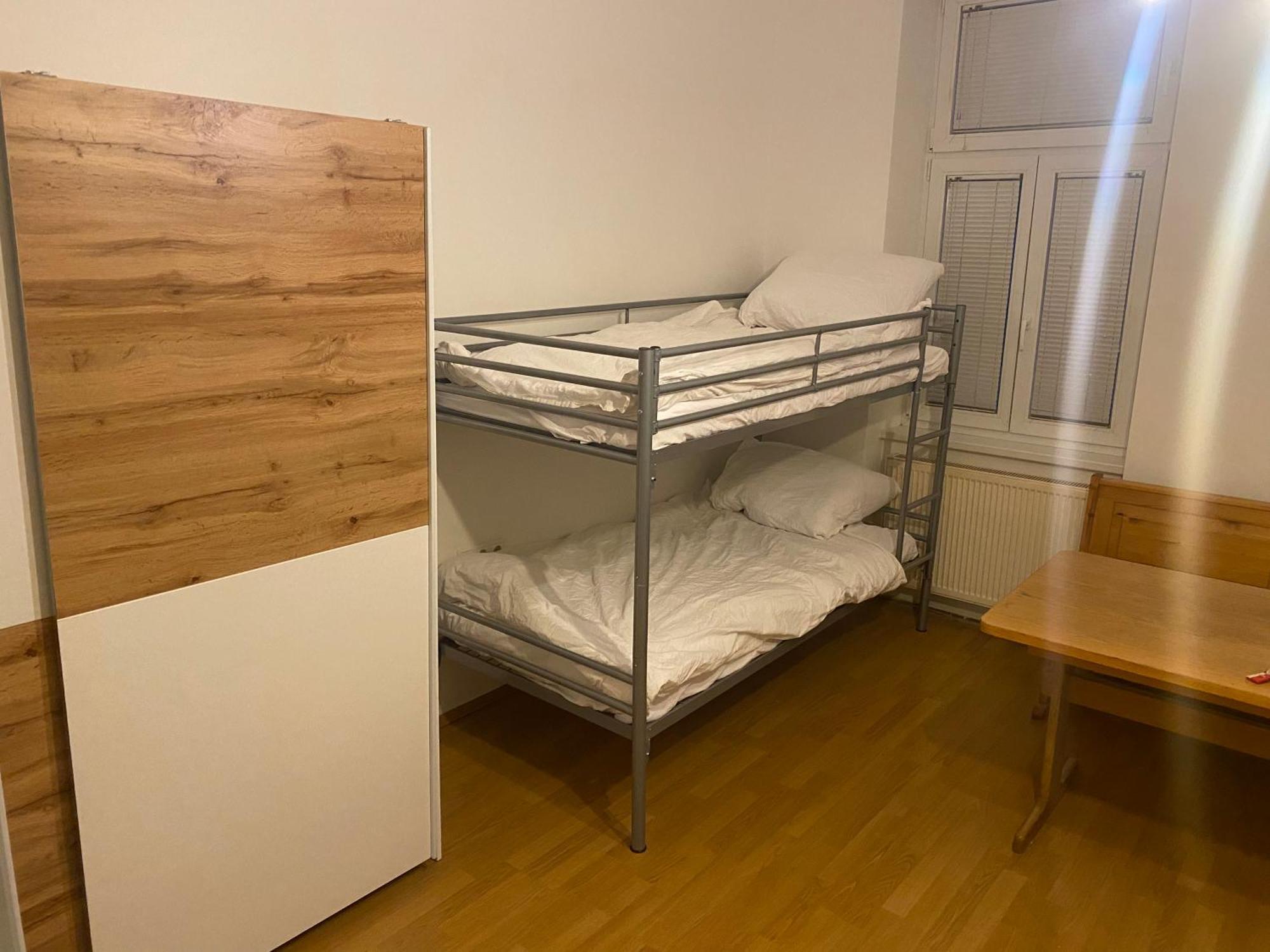 Cheap For 8 People. Vienna. 10th District Apartment *