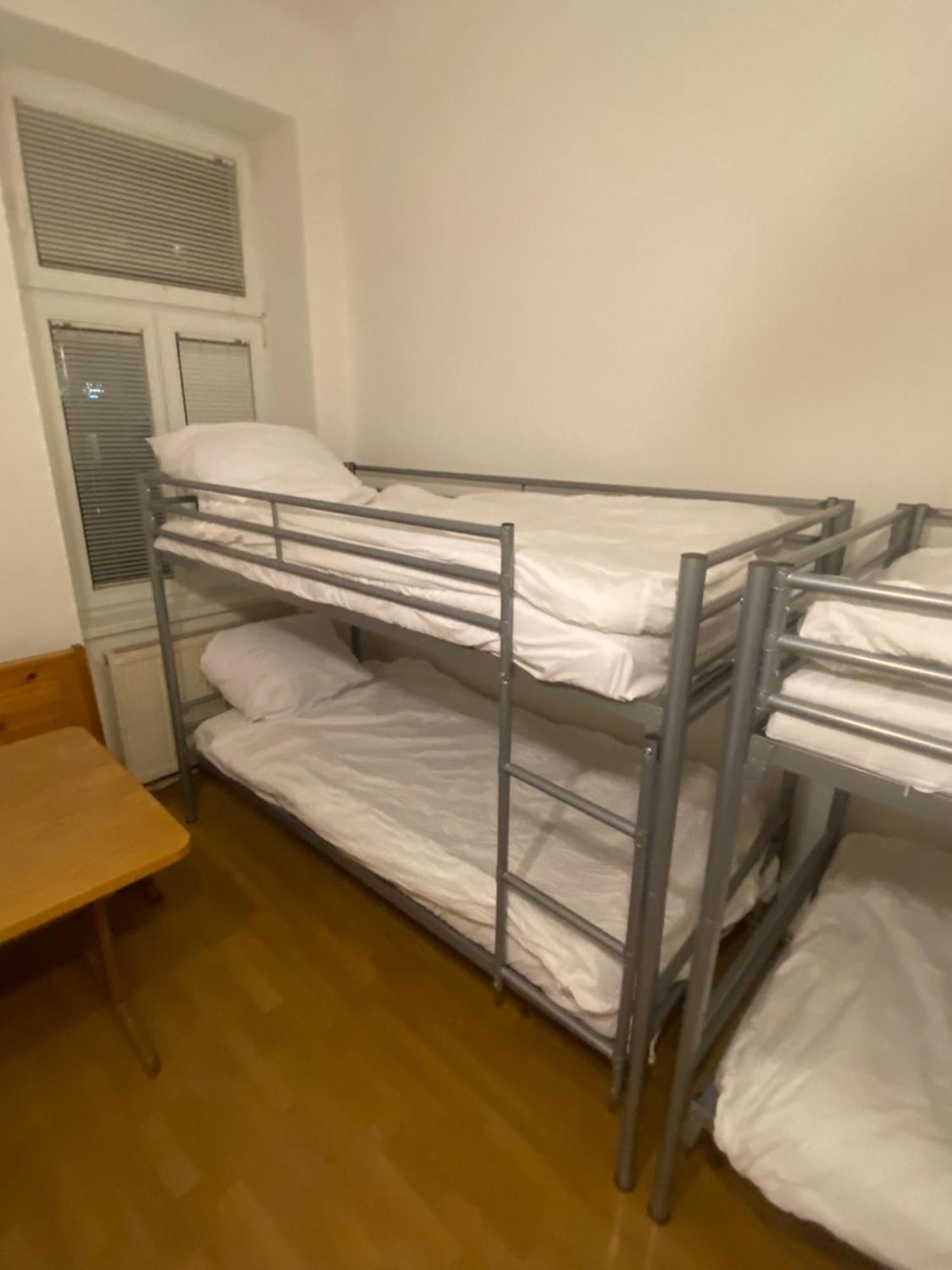 Cheap For 8 People. Vienna. 10th District Apartment *