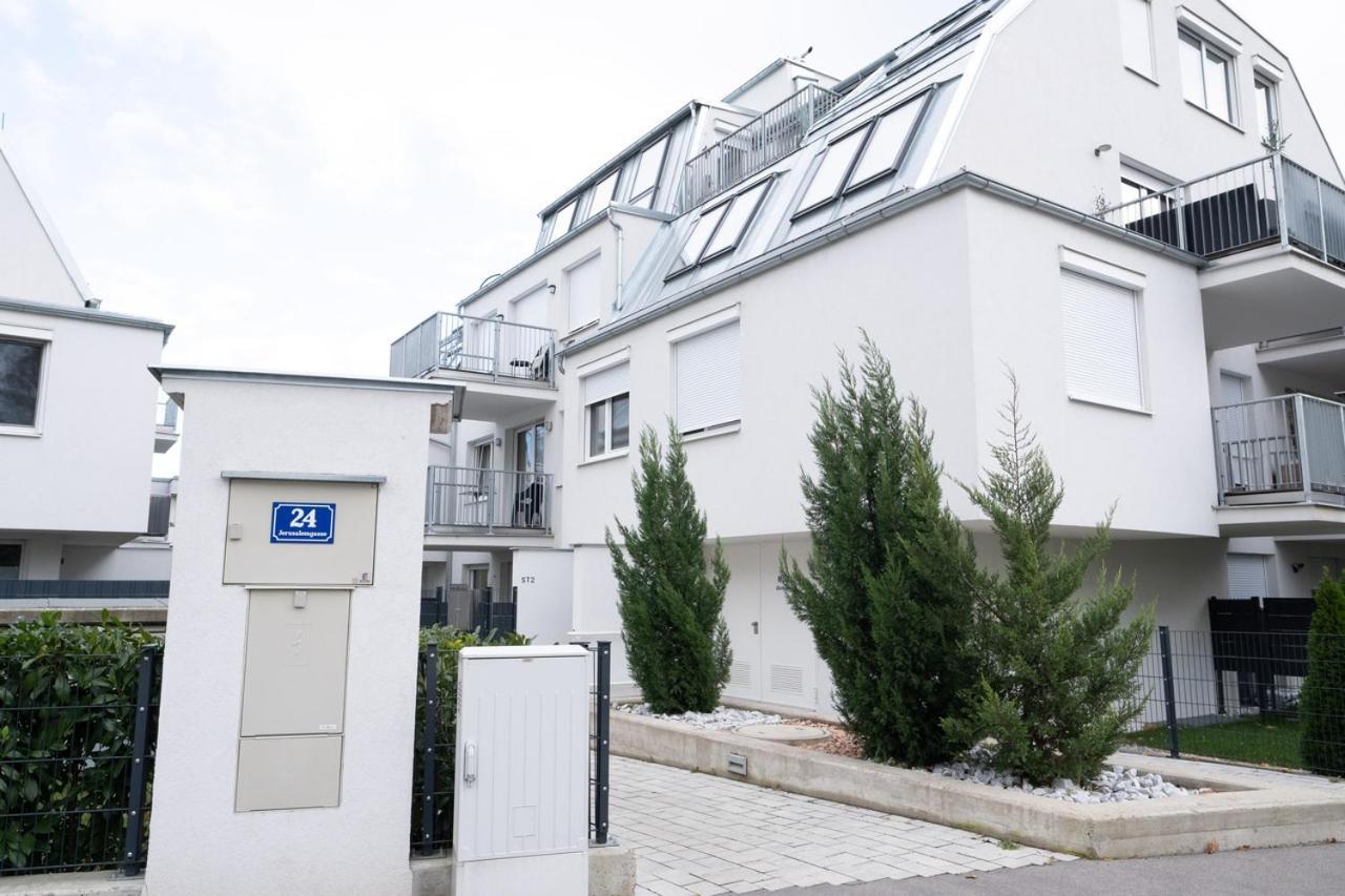 Modern With Balcony Near City Center Apartment