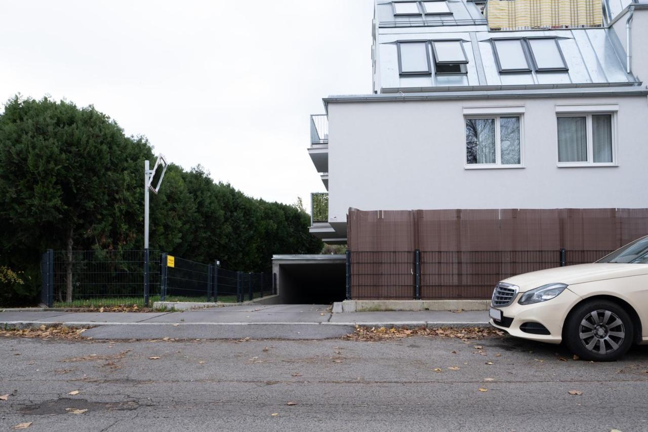 Modern With Balcony Near City Center Apartment *