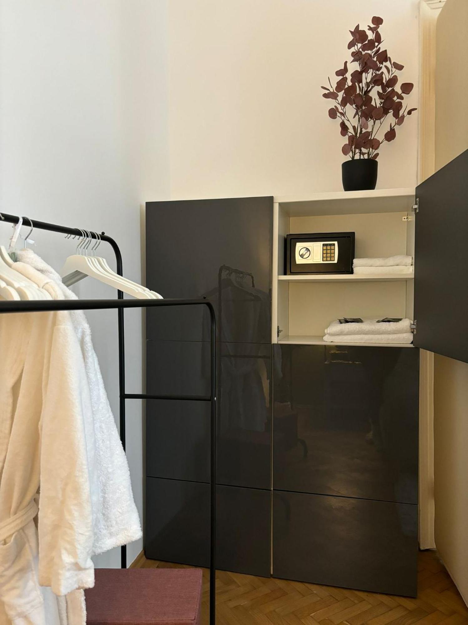 5 Min Schoenbrunn Gloriette, Direct To Center, Free Parking Apartment *