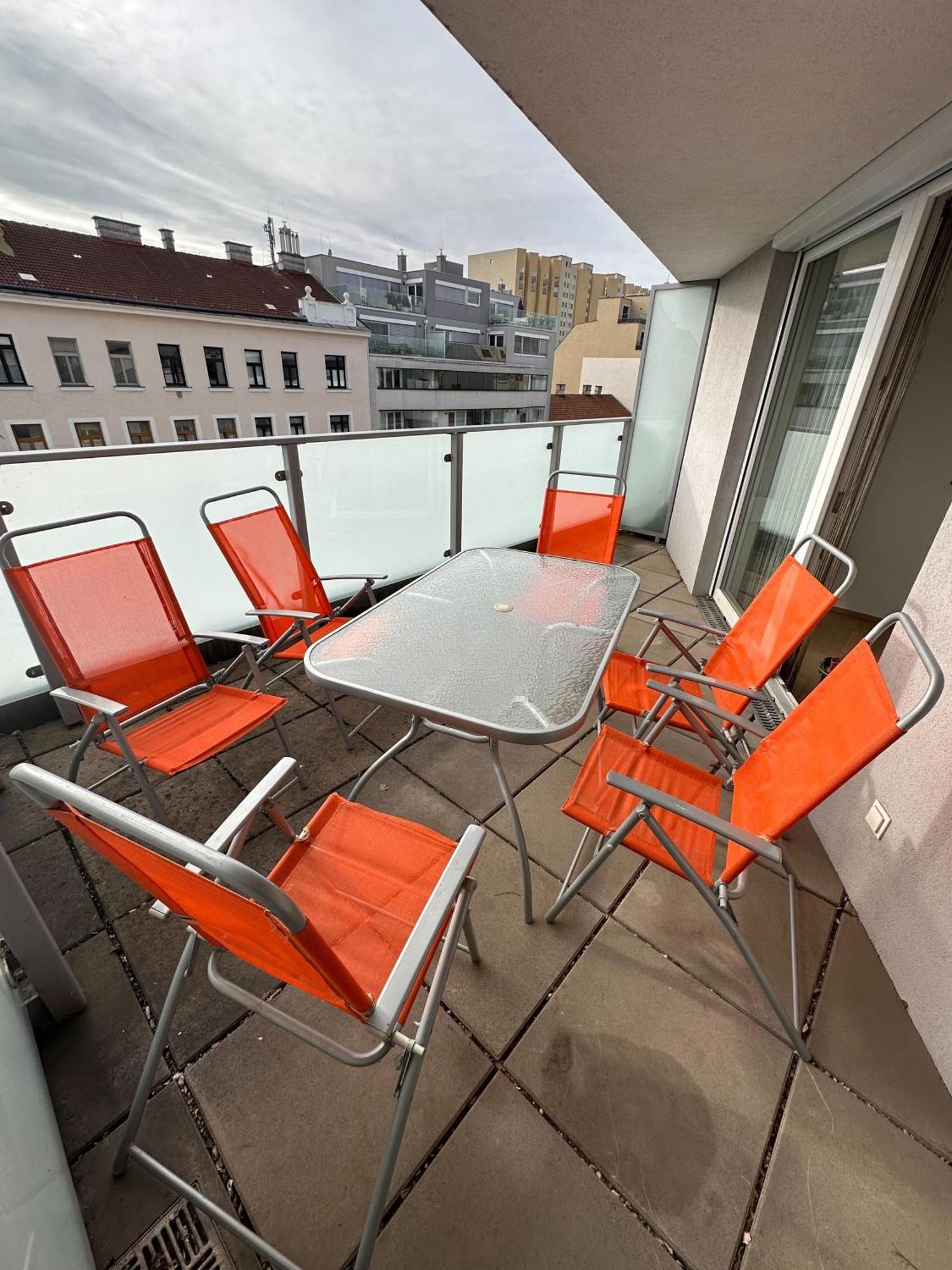 Huge Flat With Terrace & Parking And 3 Bed Apartment *