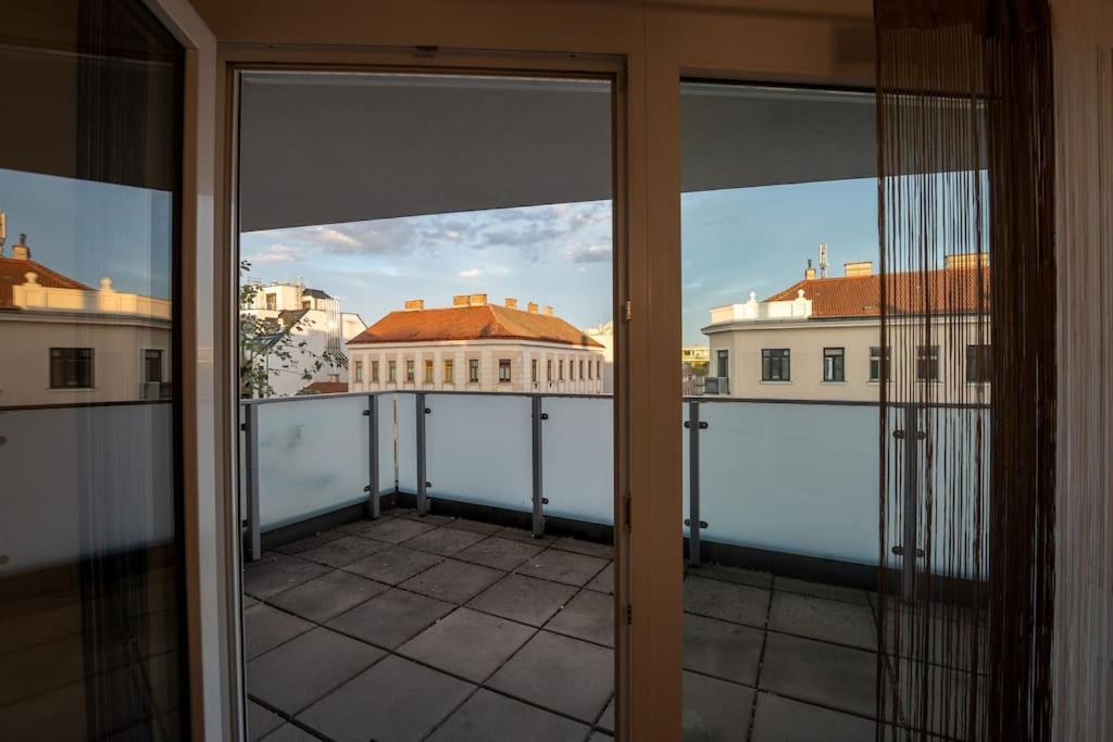 Huge Flat With Terrace & Parking And 3 Bed *