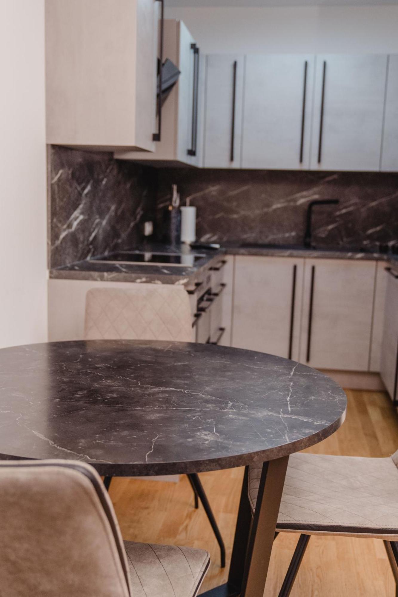 10 Minutes To The Center, 2 Minutes To The Metro Apartment *