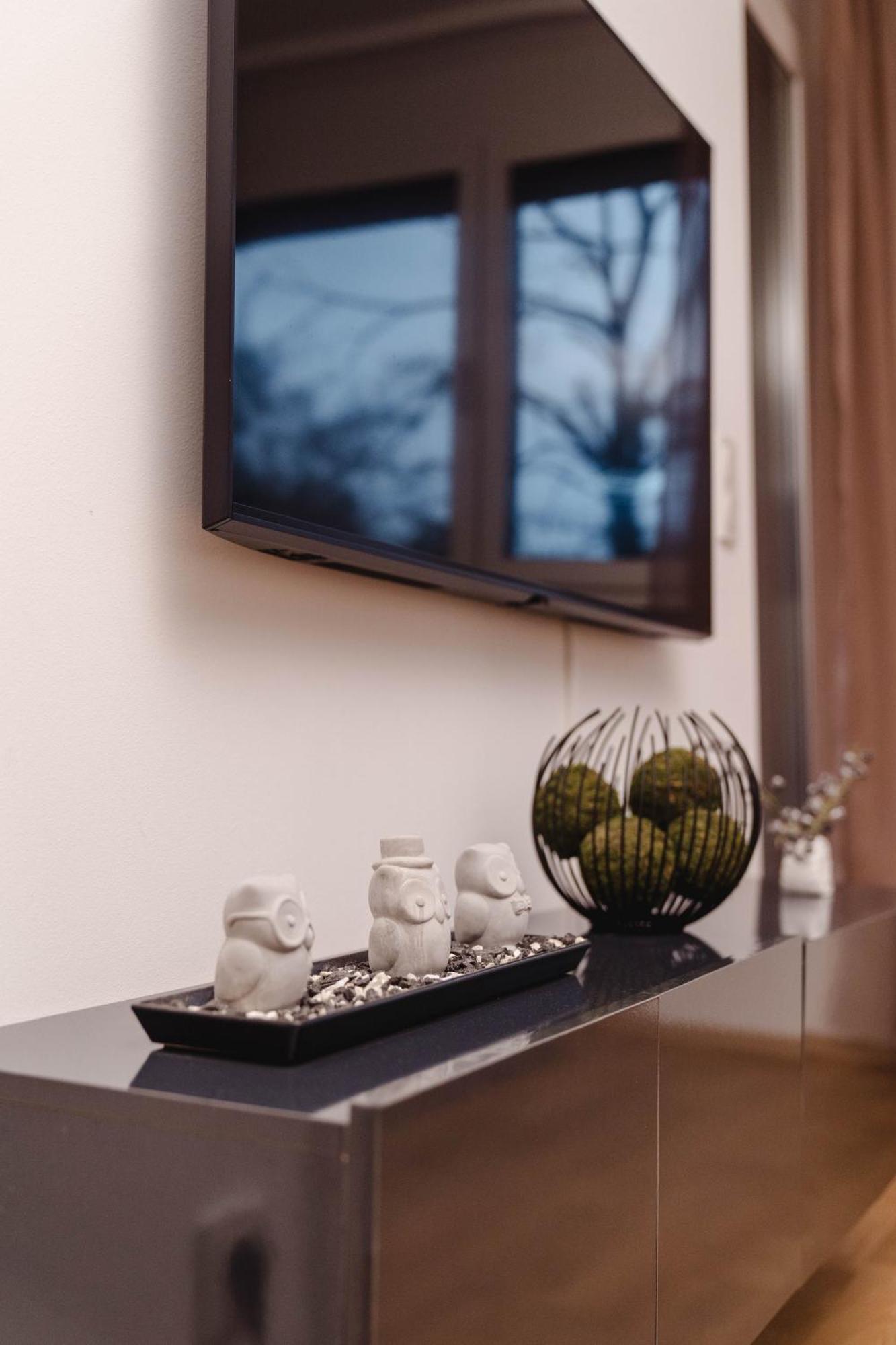10 Minutes To The Center, 2 Minutes To The Metro Apartment *