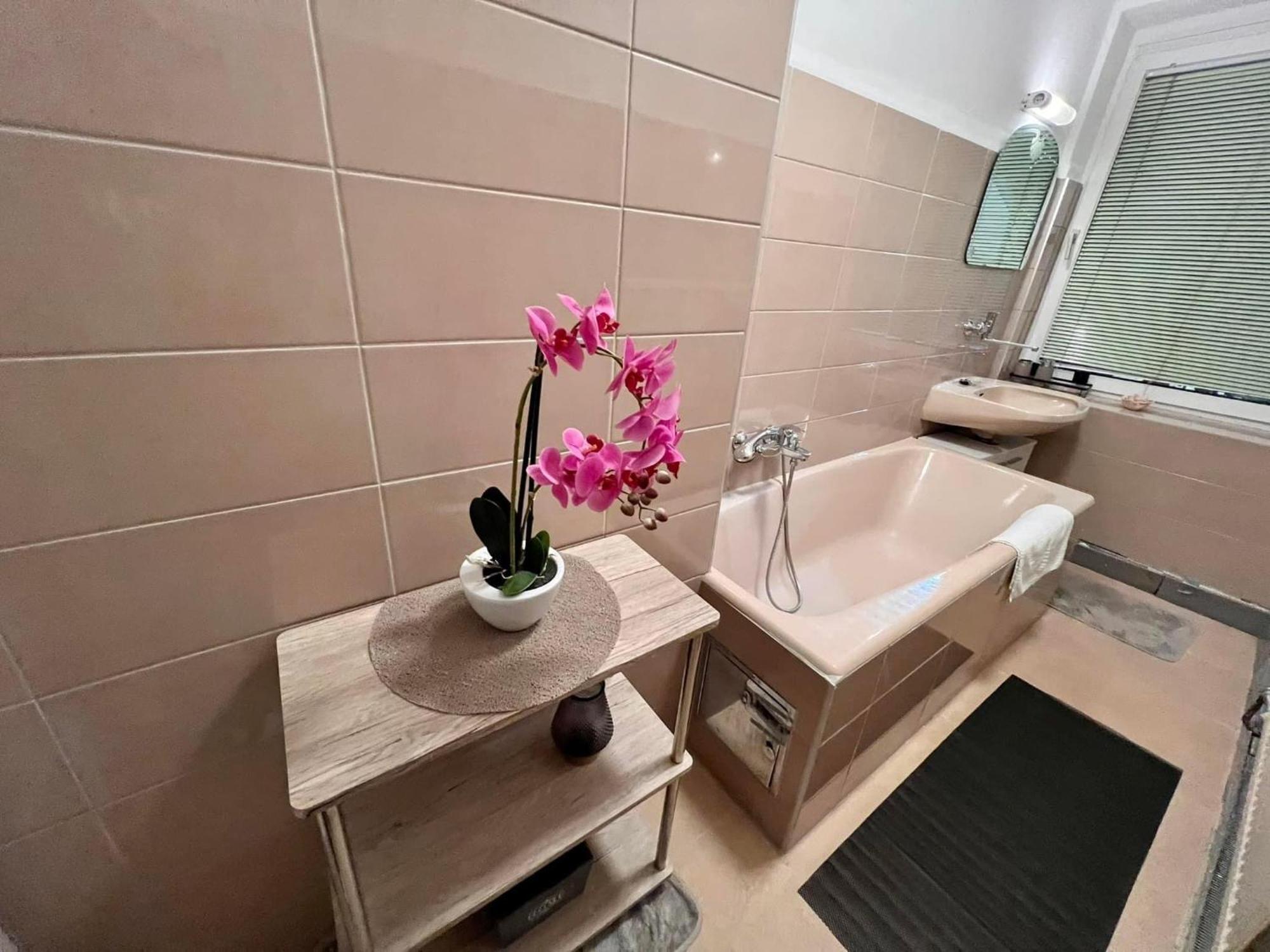 Roomino Apartment