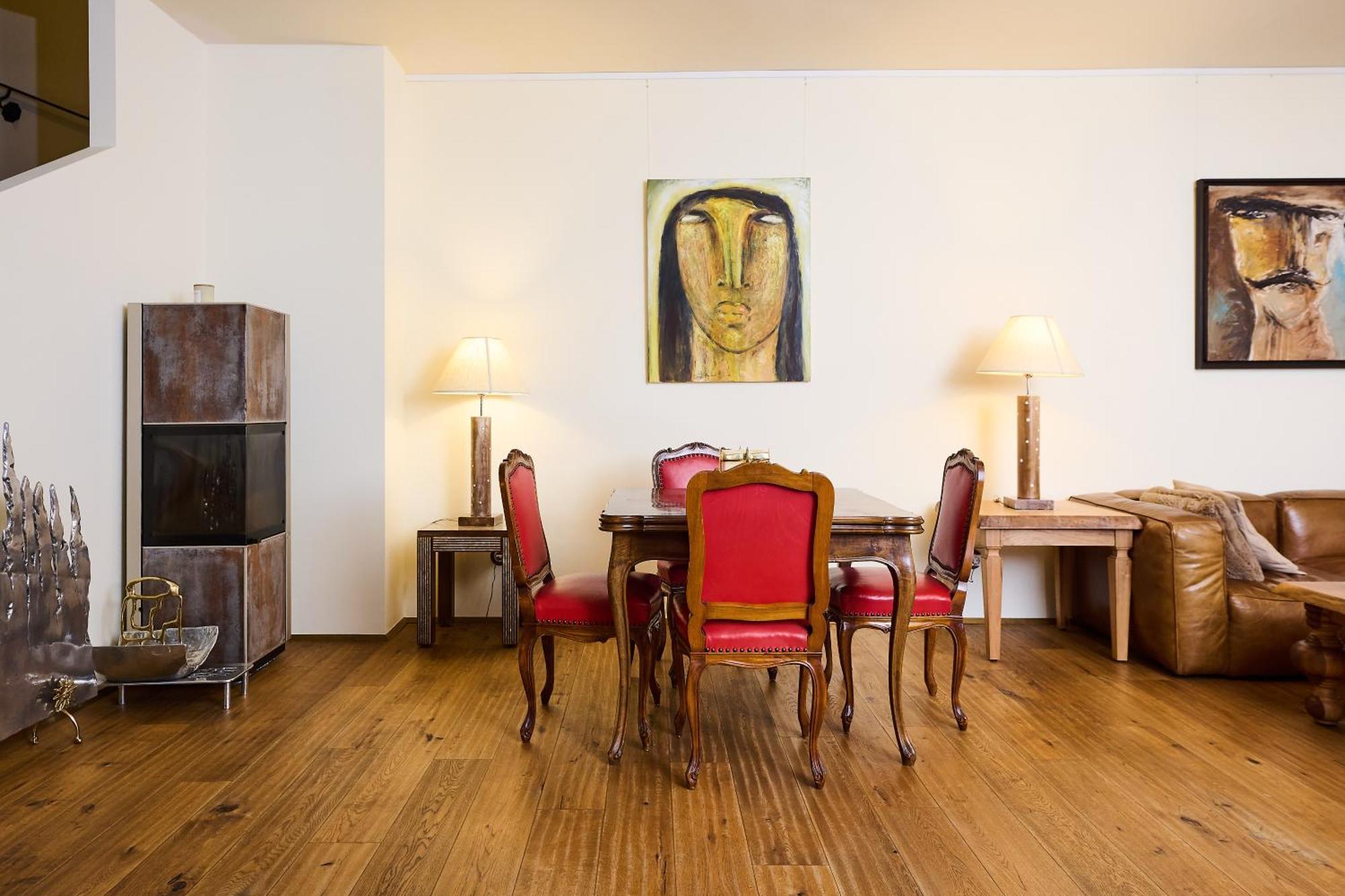 Art Sievering Apartment *