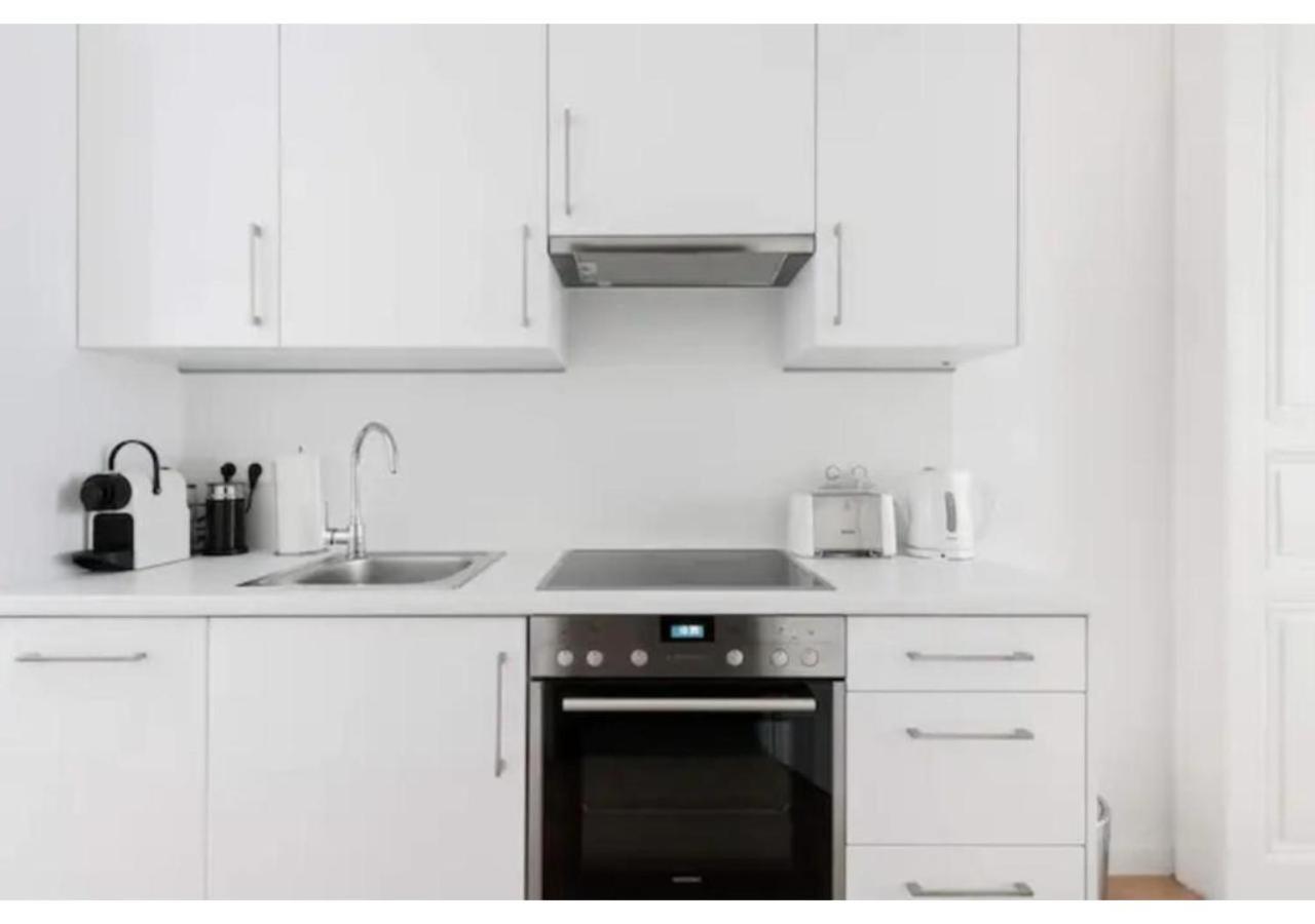 Luxurious And Bright, 5 Min To City Center Apartment