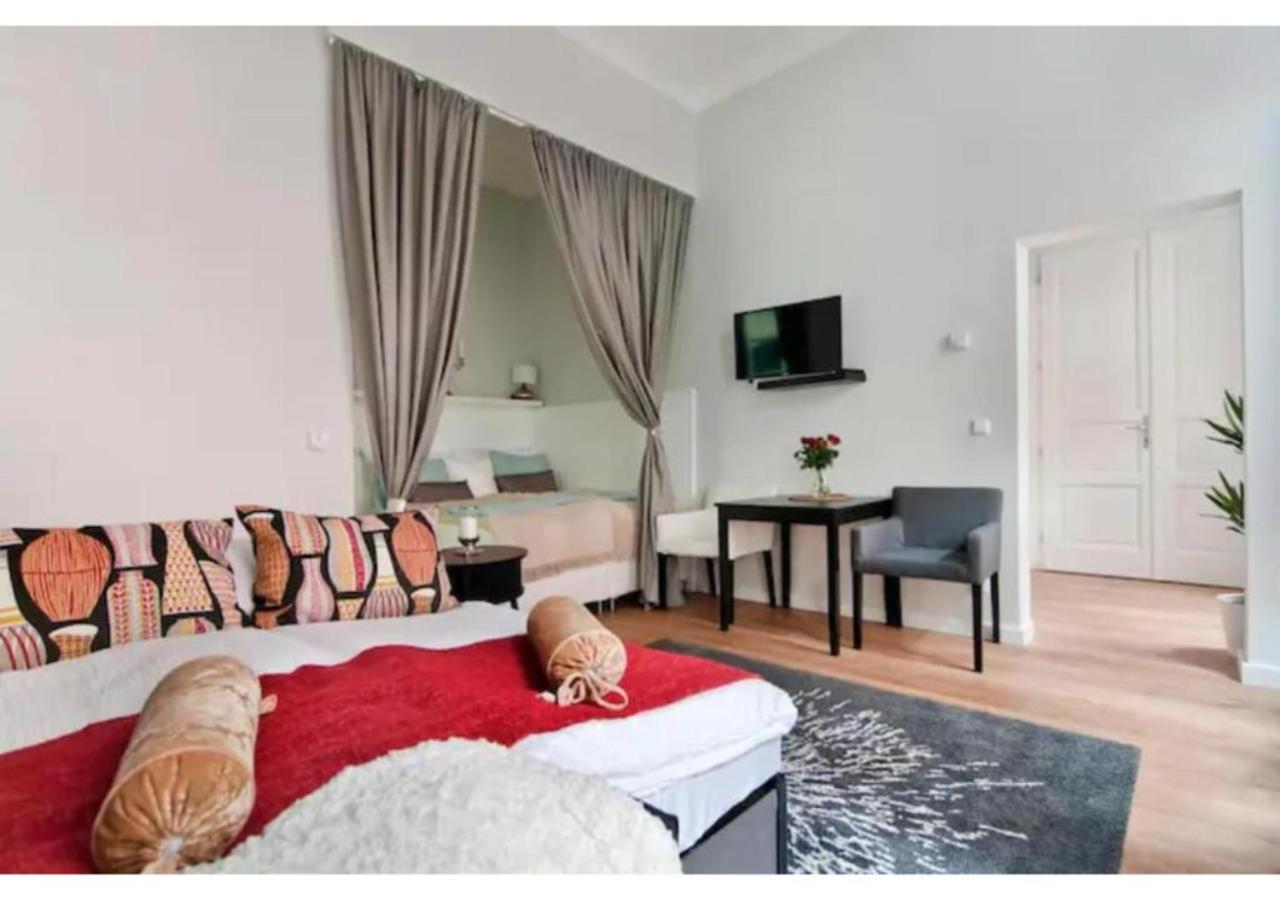 Luxurious And Bright, 5 Min To City Center Apartment *