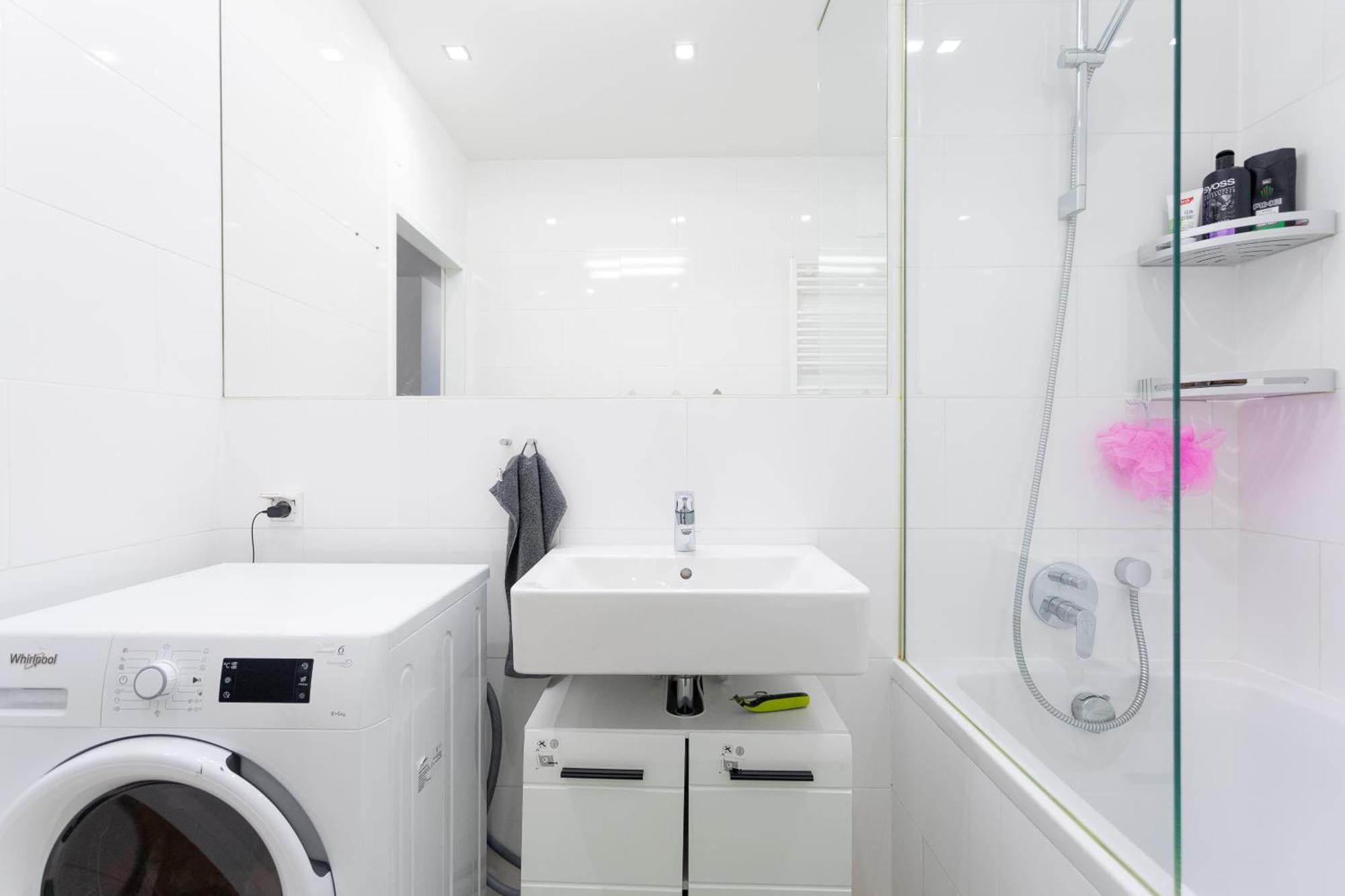 Privatunterkunft Private With Ac- Microwave, Personal Fridge & Metro Access - 7 Min To Center *