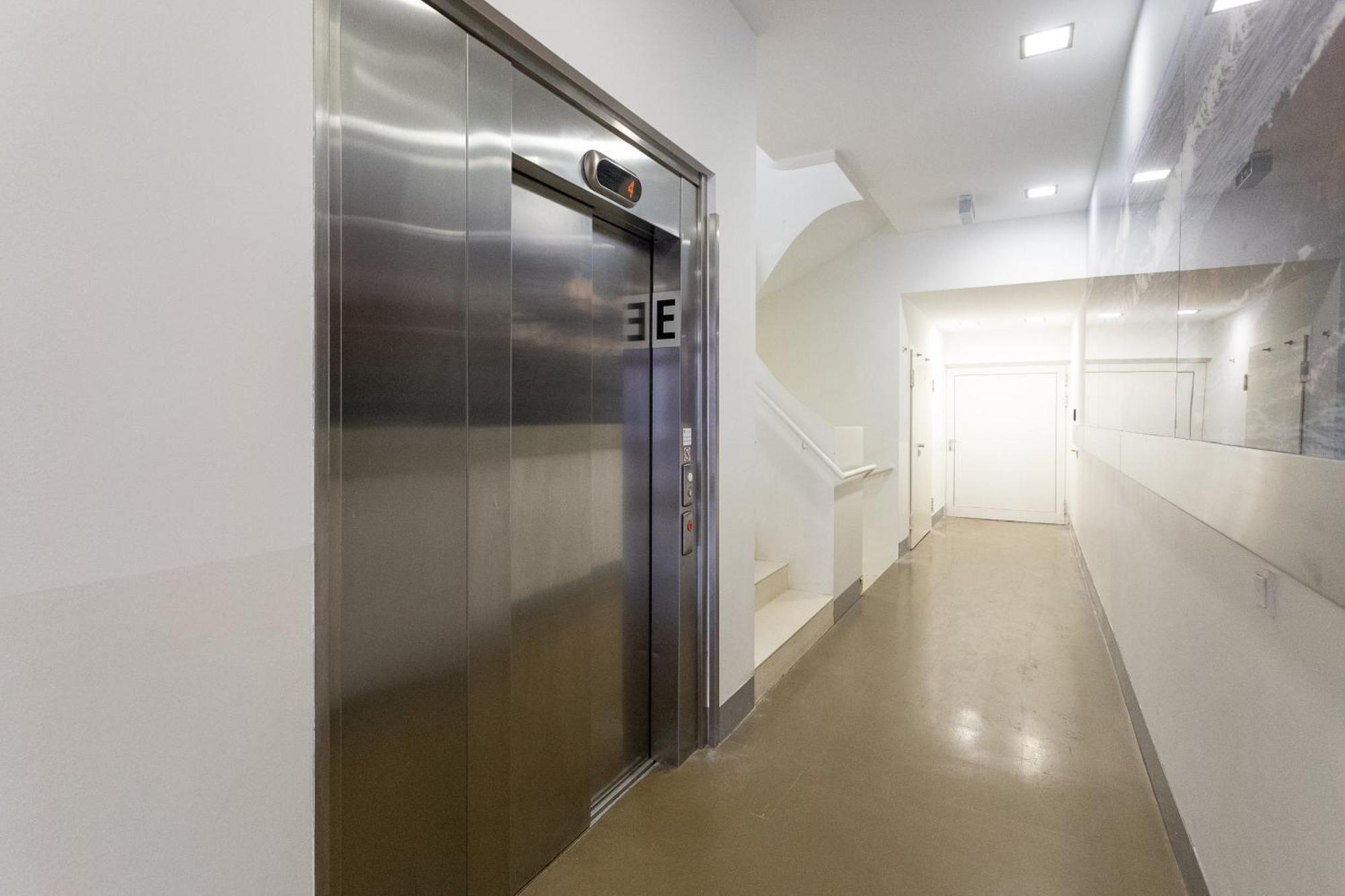 Private With Ac- Microwave, Personal Fridge & Metro Access - 7 Min To Center Privatunterkunft
