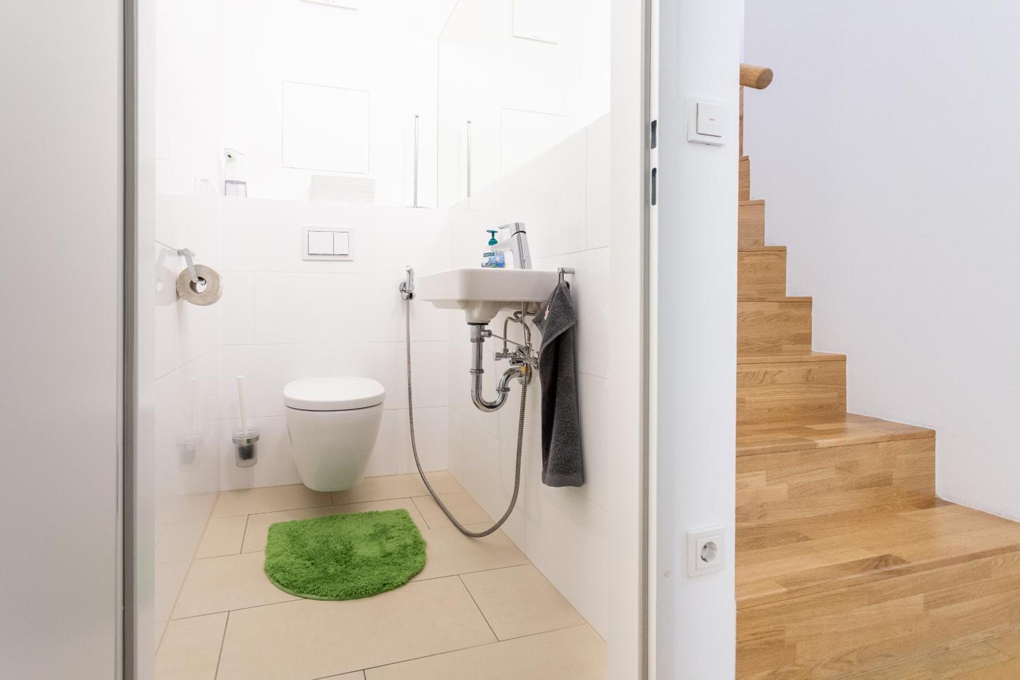 Private With Ac- Microwave, Personal Fridge & Metro Access - 7 Min To Center Privatunterkunft