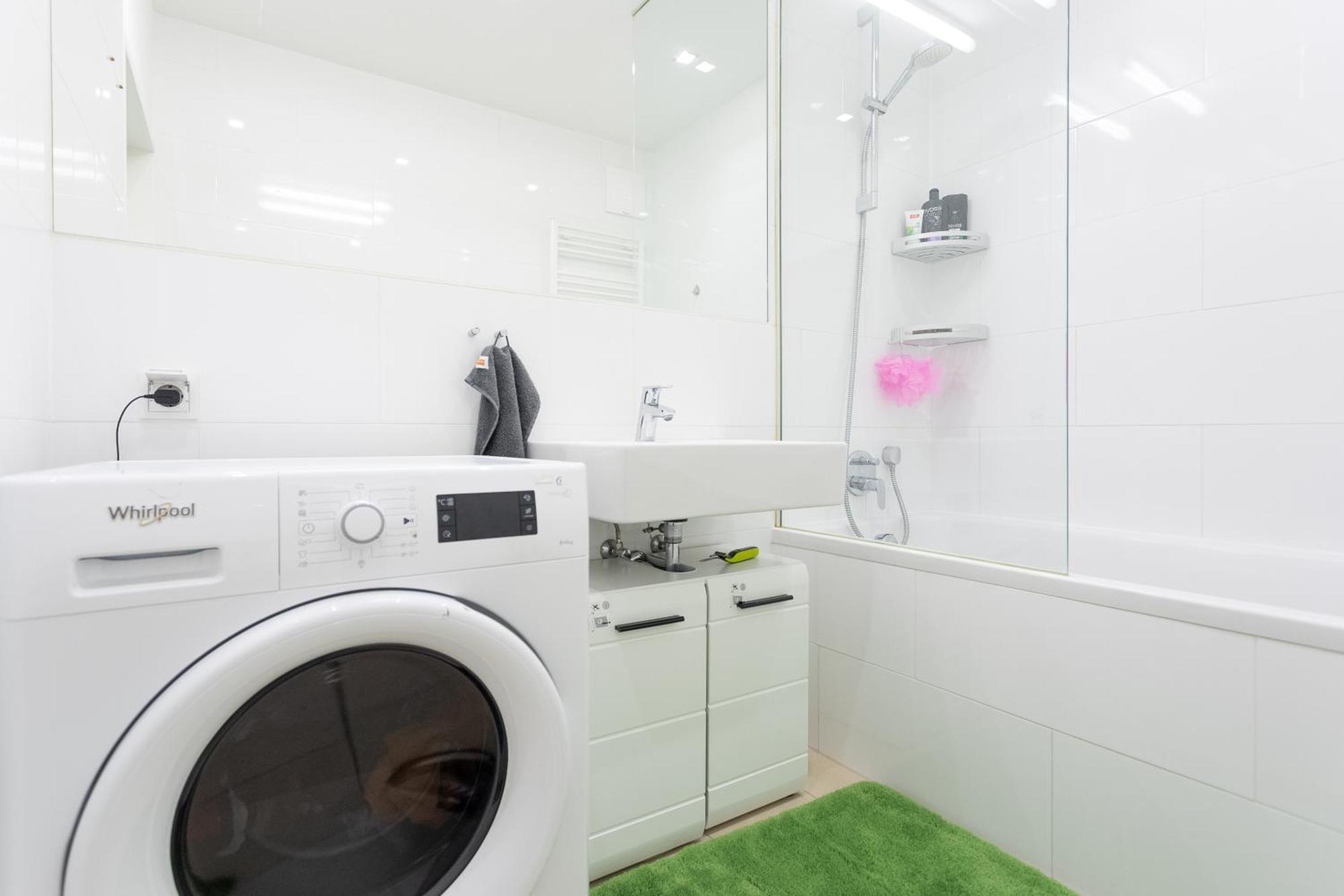 Privatunterkunft Private With Ac- Microwave, Personal Fridge & Metro Access - 7 Min To Center *