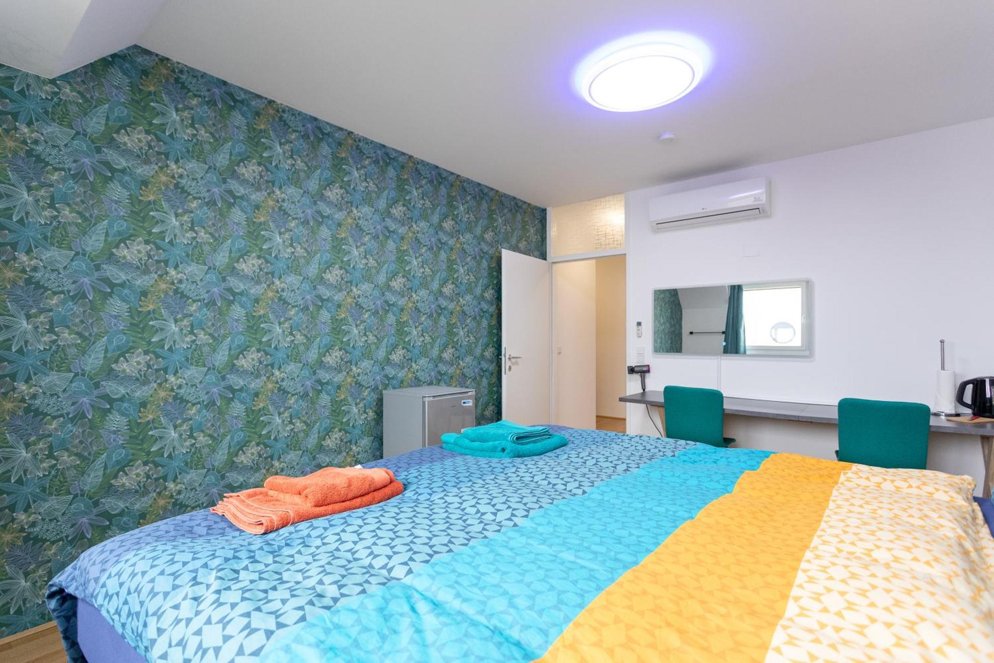 Private With Ac- Microwave, Personal Fridge & Metro Access - 7 Min To Center Privatunterkunft *