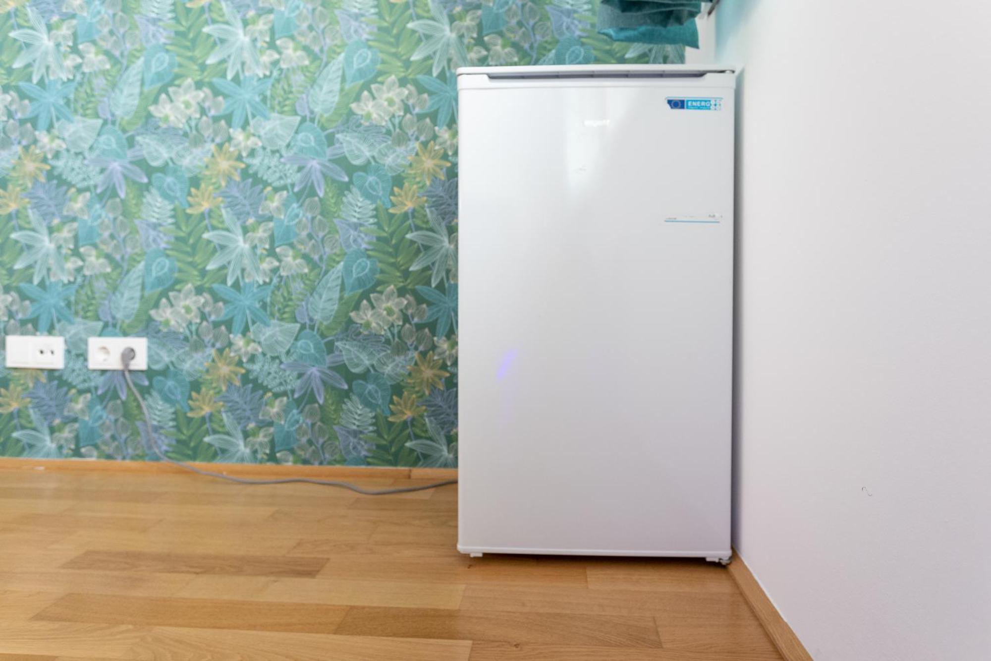 Private With Ac- Microwave, Personal Fridge & Metro Access - 7 Min To Center Privatunterkunft *