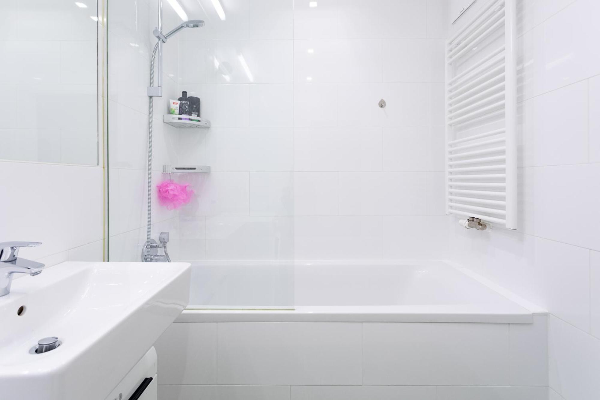 Private With Ac- Microwave, Personal Fridge & Metro Access - 7 Min To Center Privatunterkunft *